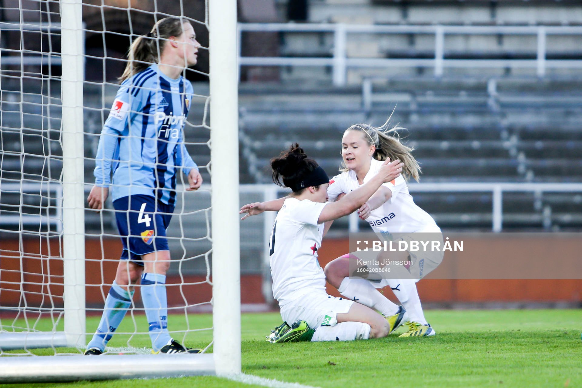 Rosengårds Ella Masar och Rosengårds Lieke Martens jublar