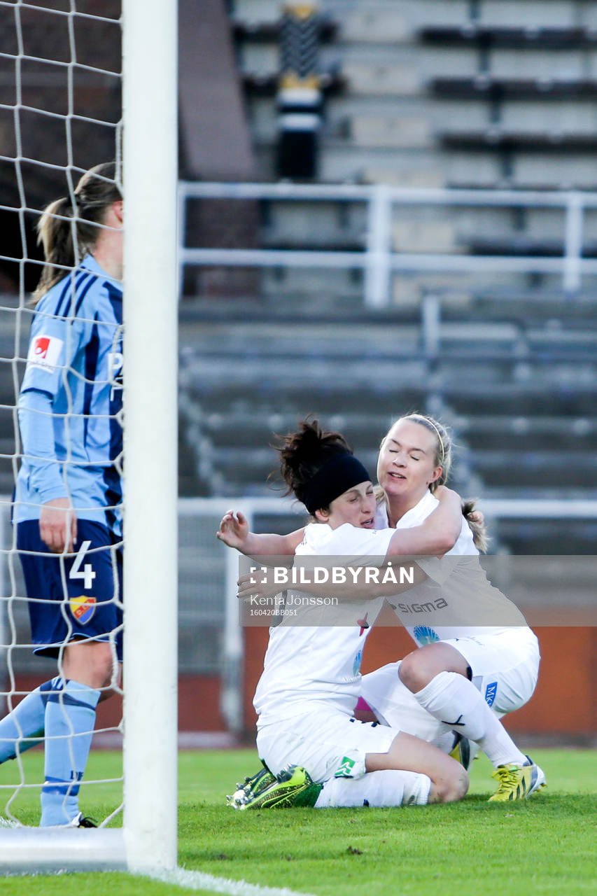 Rosengårds Ella Masar och Lieke Martens jublar
