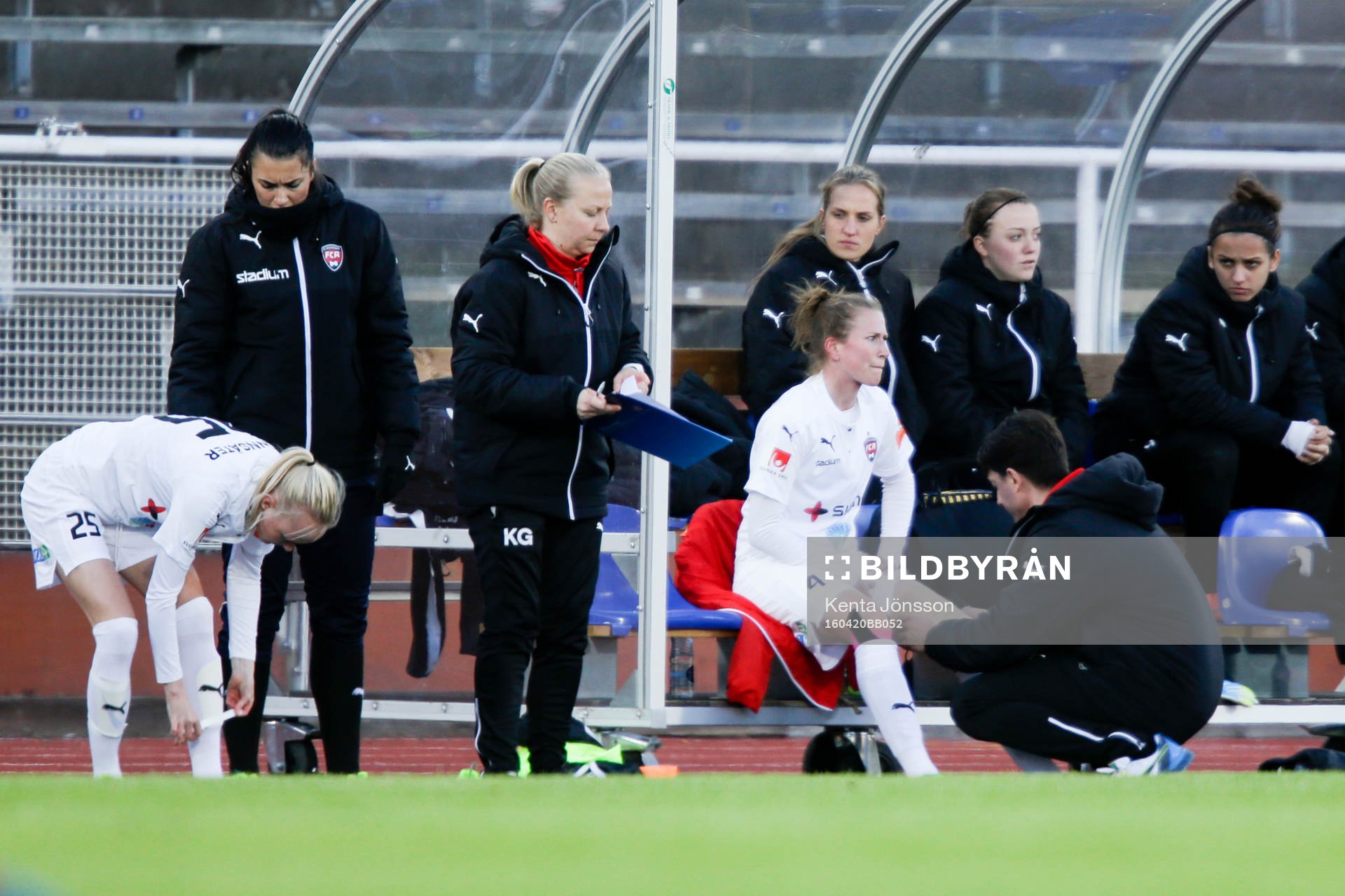 Rosengårds Emma Berglund får lämna planen skadad