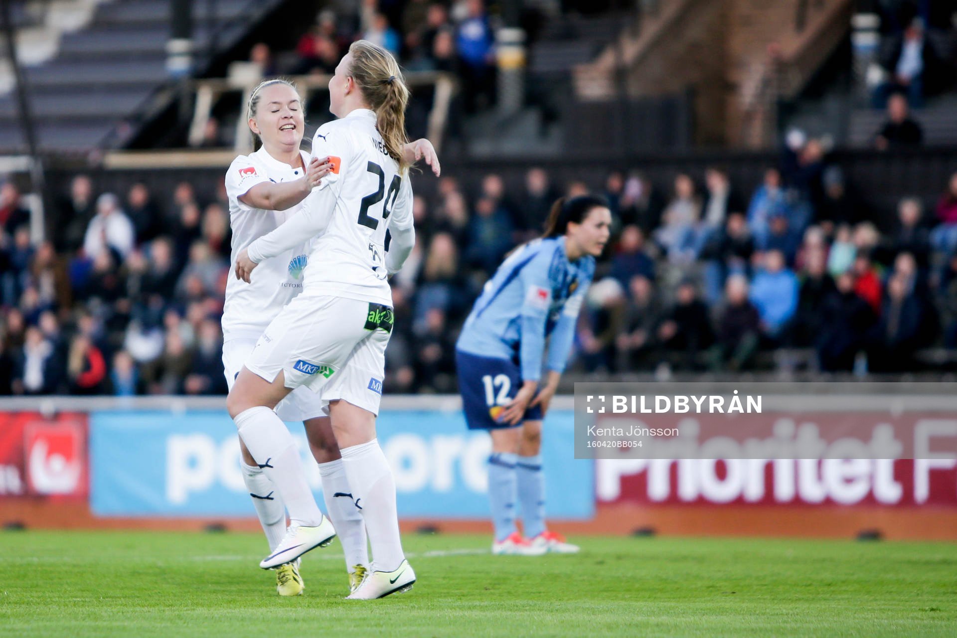 Rosengårds Ebba Wieder och Rosengårds Iina Salmi jublar