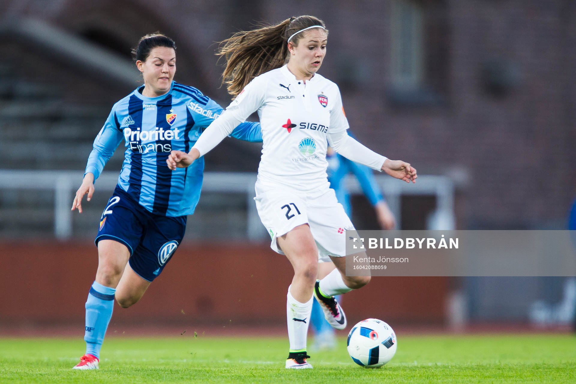 Rosengårds Lieke Martens i kamp om bollen med Djurgårdens