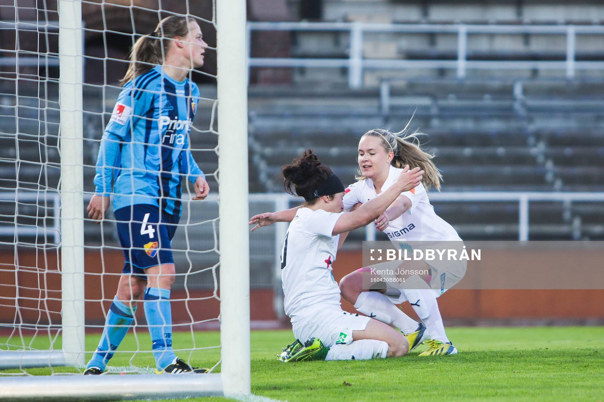 Rosengårds Ella Masar gratuleras av lagkamrater