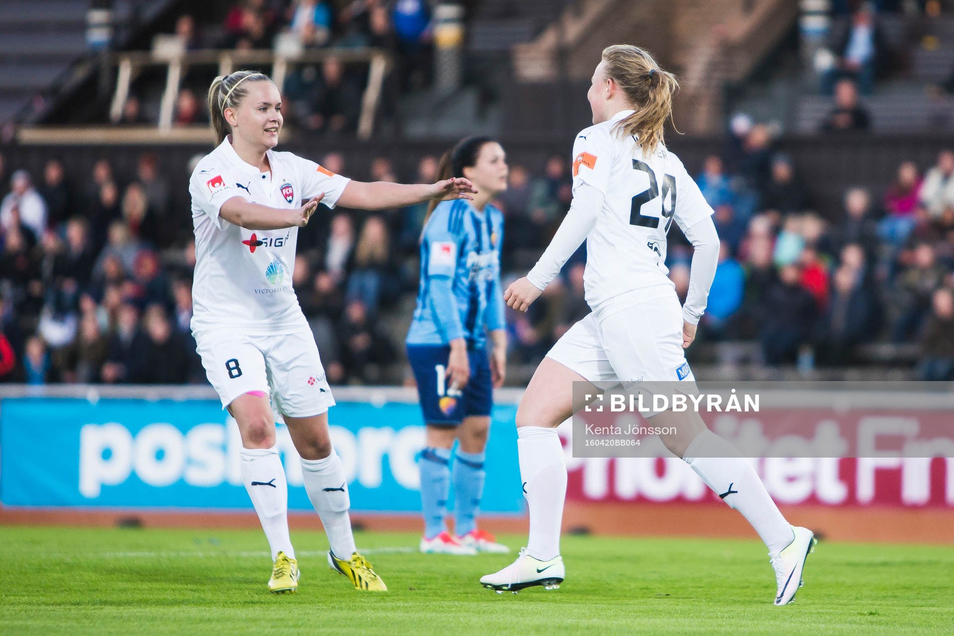 Rosengårds Ebba Wieder jublar med Iina Salmi