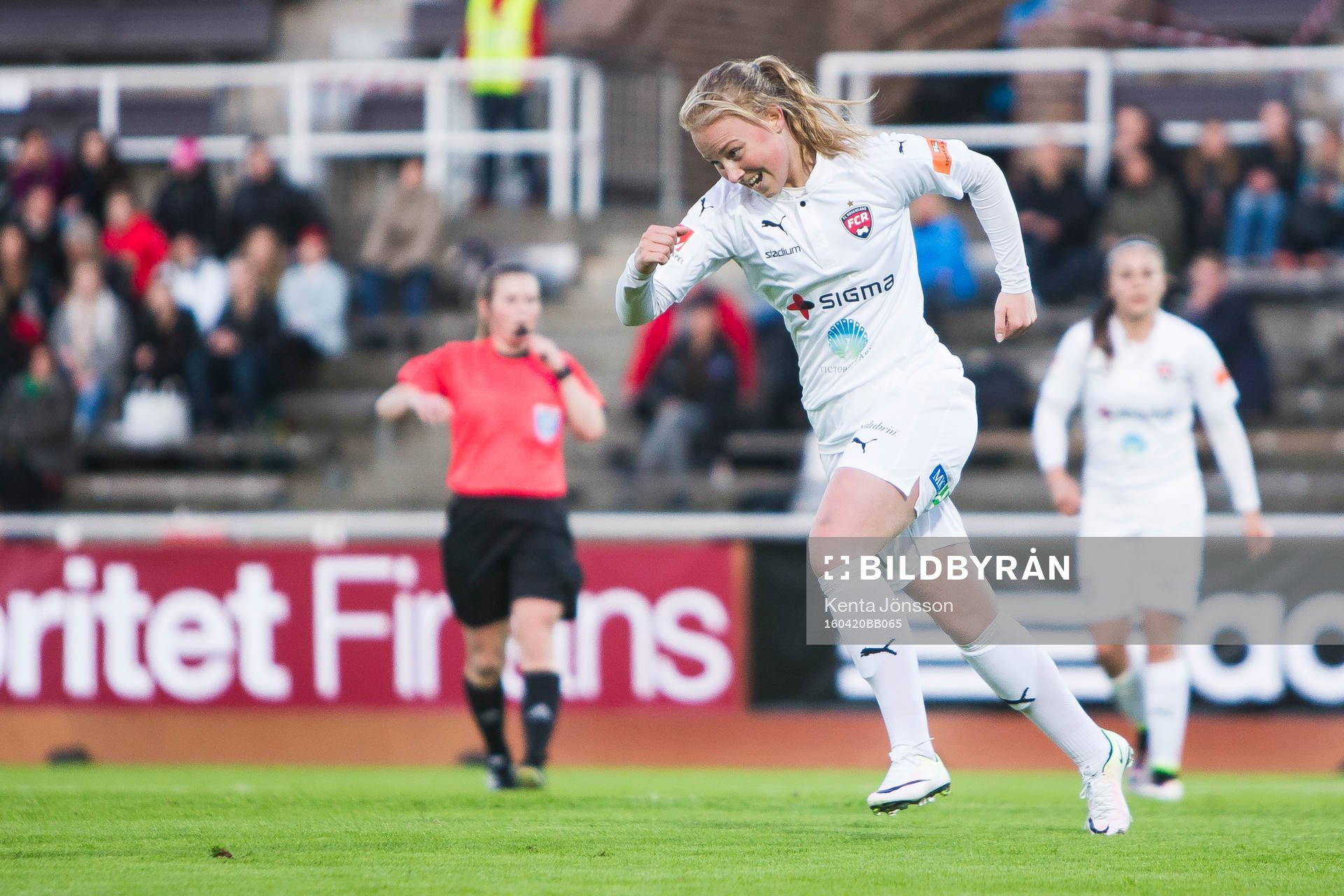 Rosengårds Ebba Wieder jublar efter sitt 0-2 mål under fotbollsmatchen i Damallsvenskan mellan Djurgården och Rosengård den 20 April 2016 i Stockholm.