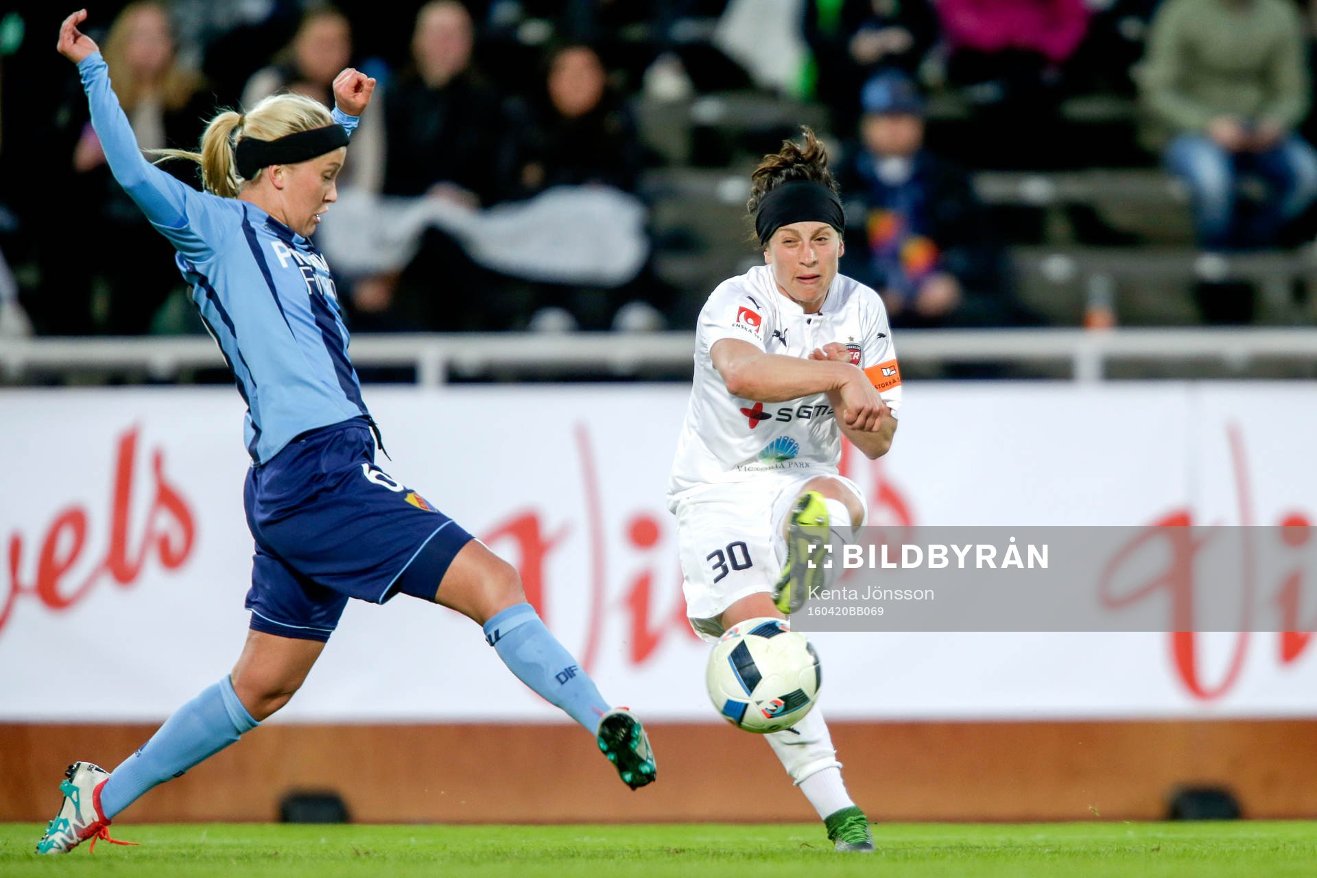 Rosengårds Ella Masar och Djurgårdens Annika Kukkonen