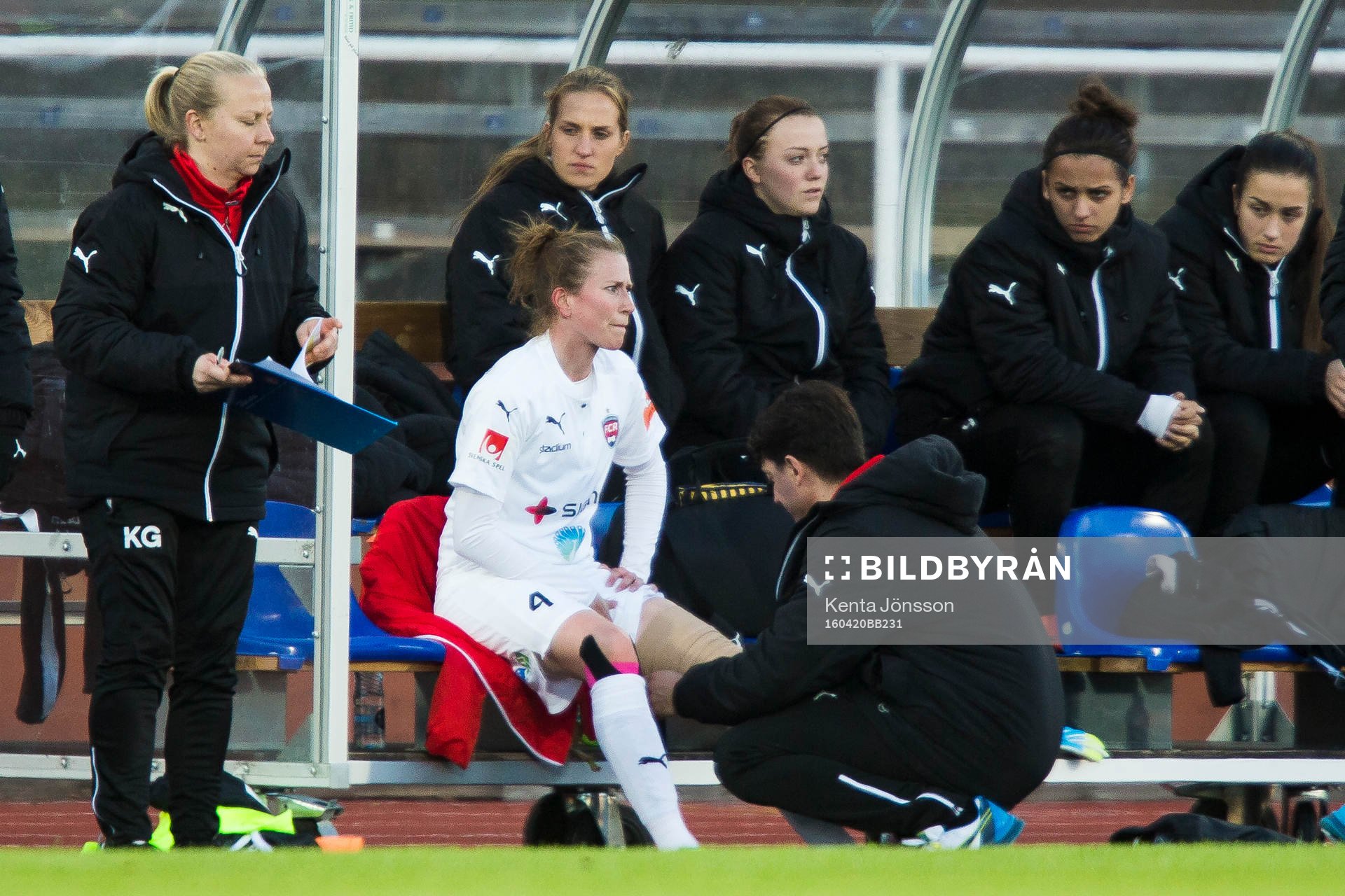 Rosengårds Emma Berglund får ett bandage lindat på sitt