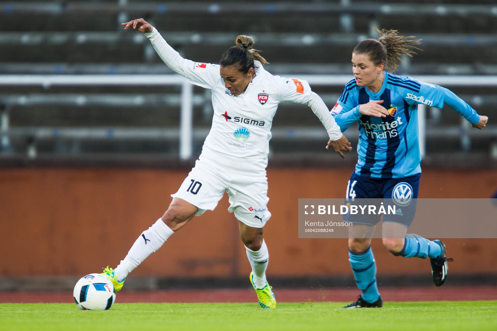 Rosengårds Marta Vieira Da Silva i kamp om bollen med