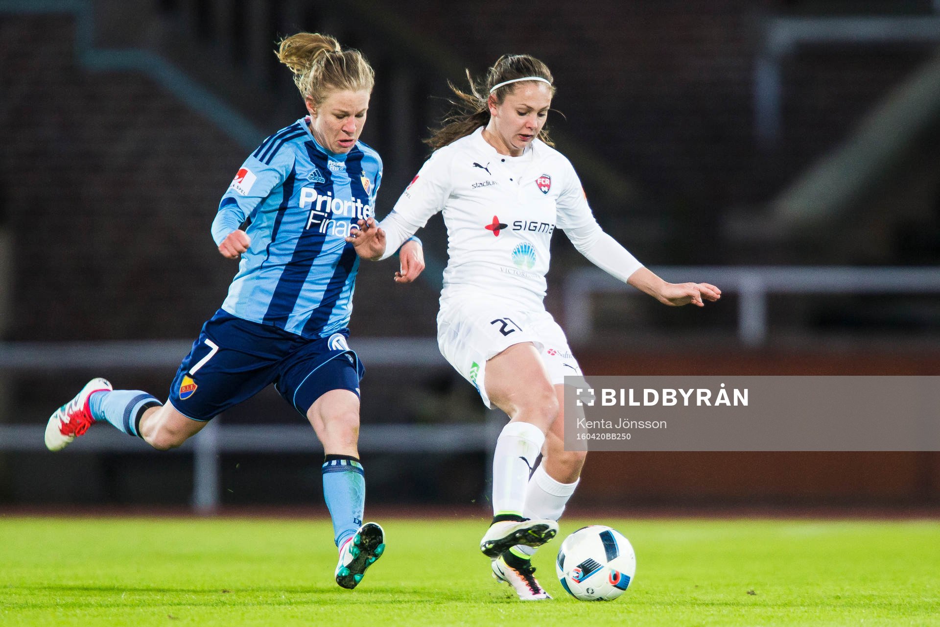 Rosengårds Lieke Martens i kamp om bollen med Djurgårdens
