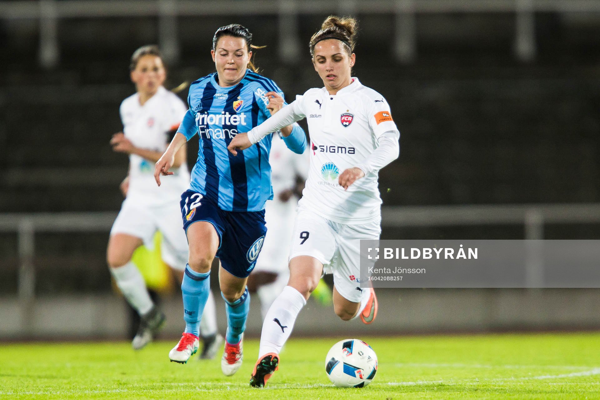 Rosengårds Natasa Andonova i kamp om bollen med Djurgårdens Emilia Appelqvist under fotbollsmatchen i Damallsvenskan mellan Djurgården och Rosengård den 20 April 2016 i Stockholm.