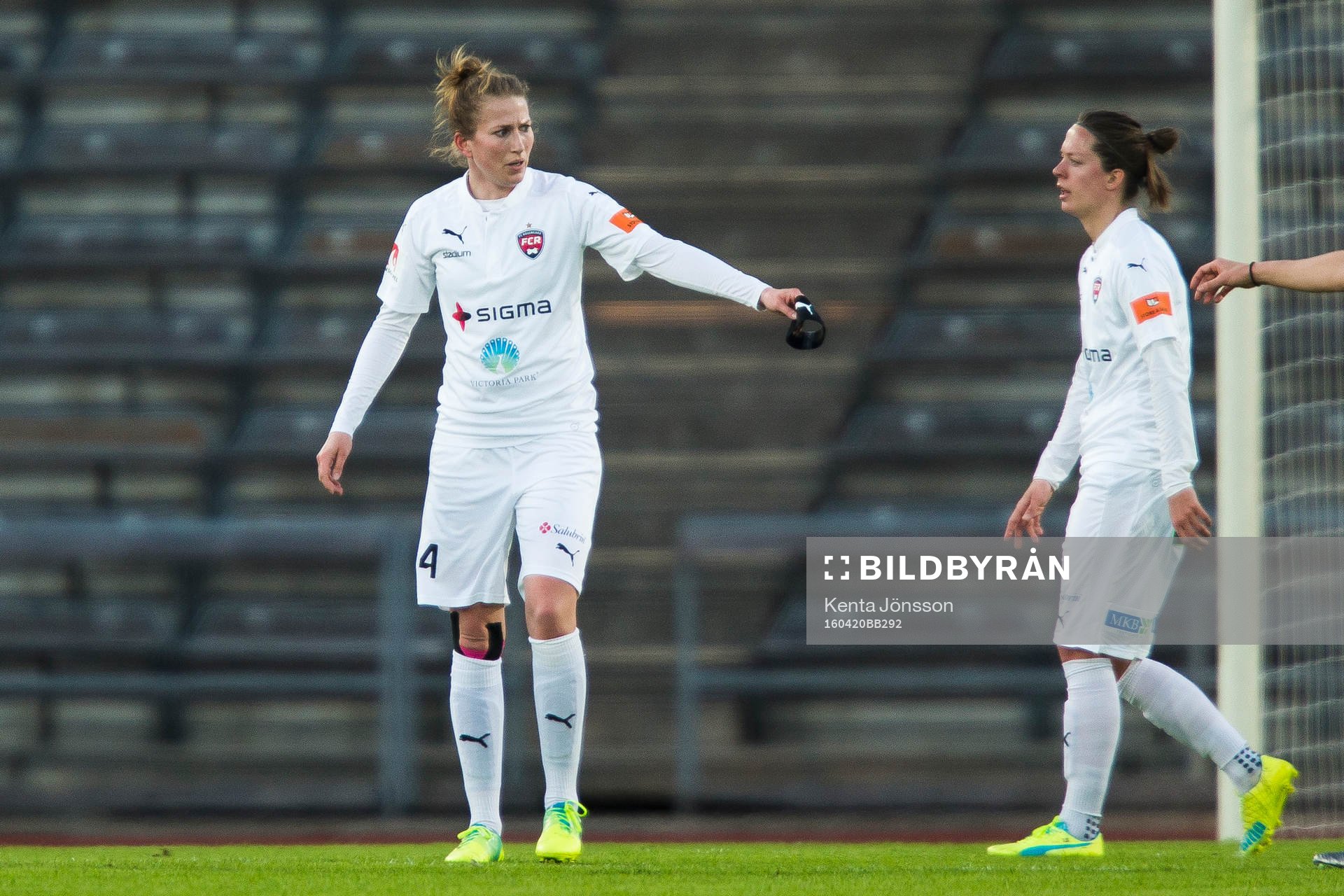 Rosengårds Emma Berglund räcker över sin lagkaptensbindel