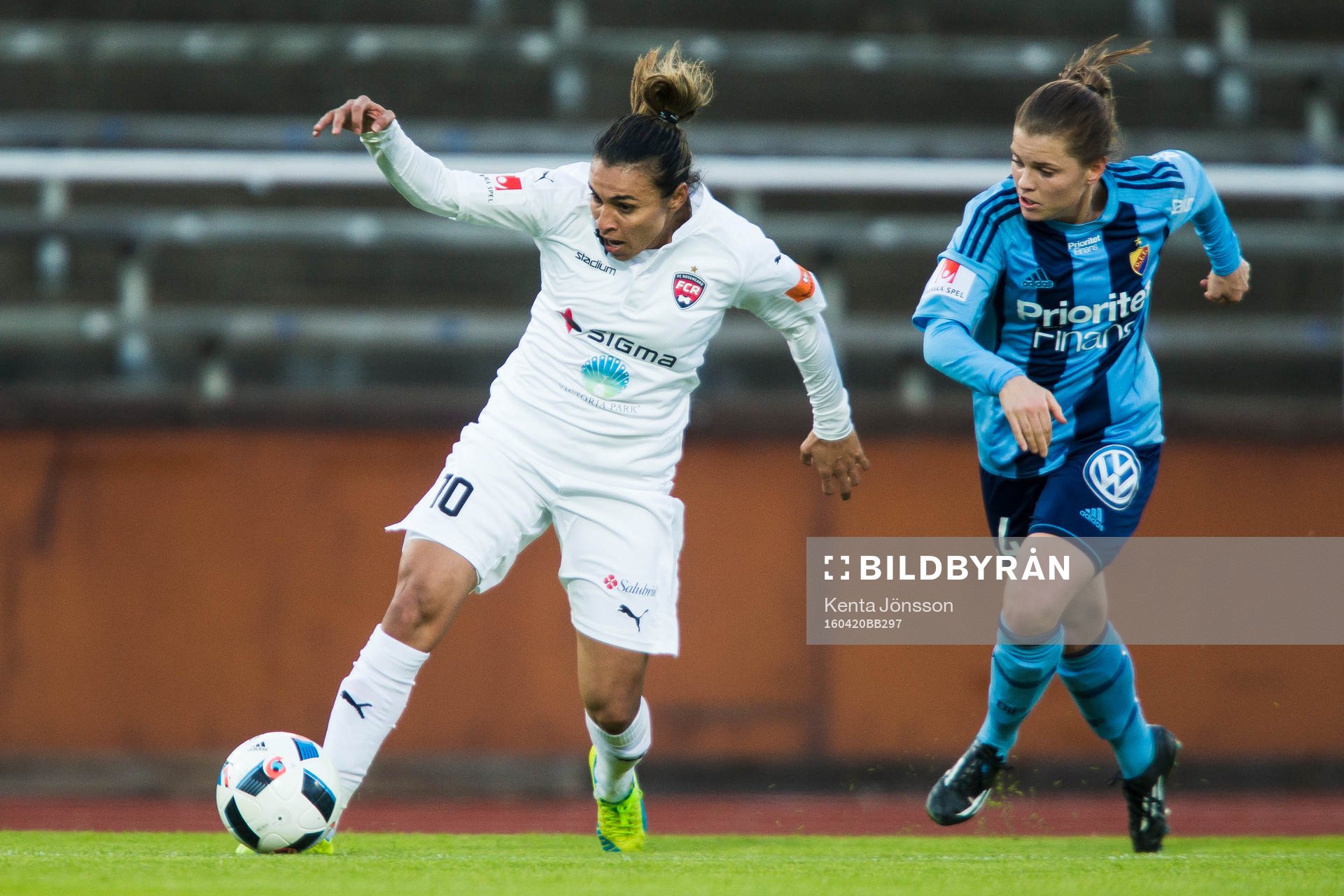 Rosengårds Marta Vieira Da Silva i kamp om bollen med