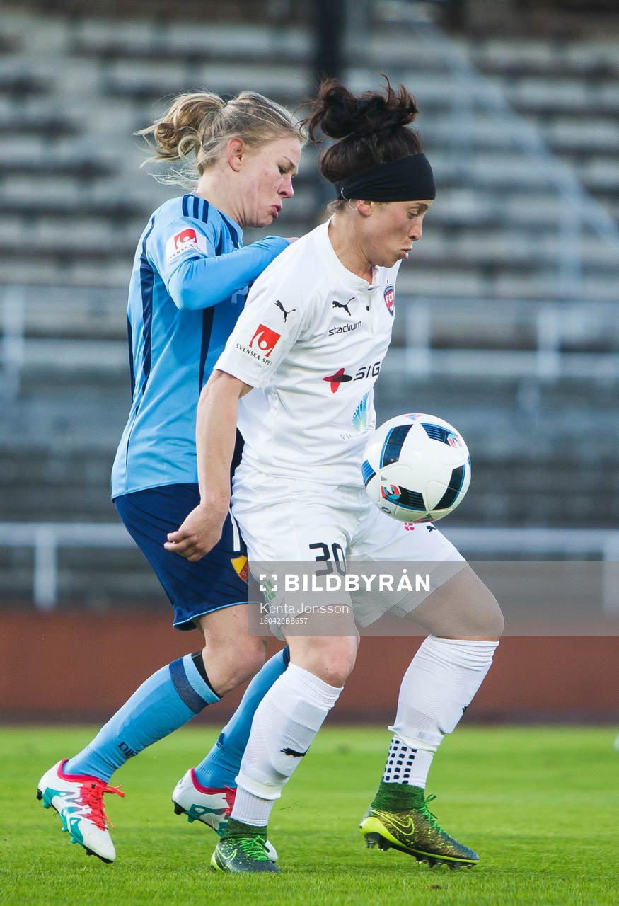 Djurgårdens Katrin Schmidt i kamp om bollen med