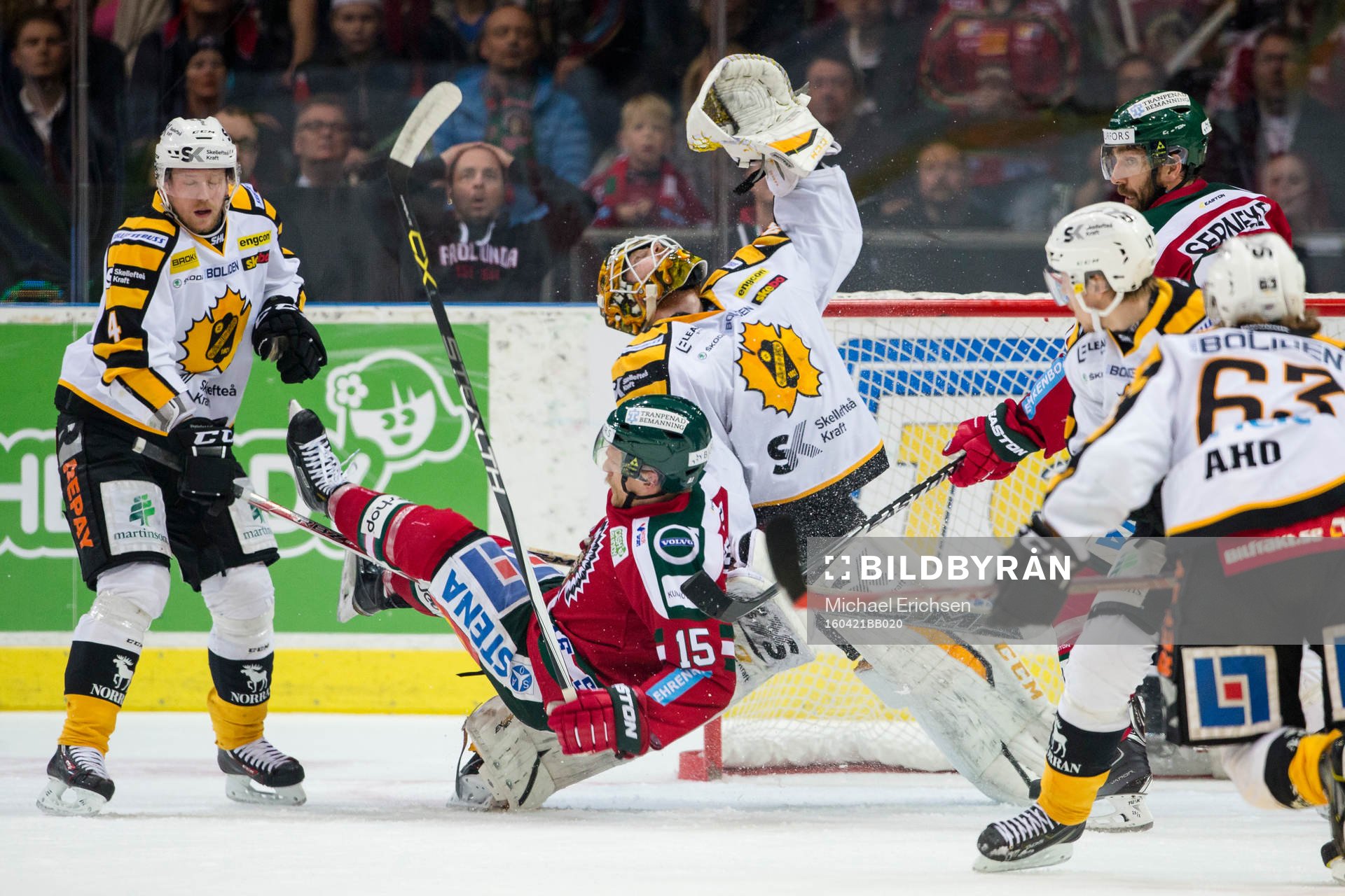 Frölundas Joey Crabb tacklas omkull av Skellefteås Tim