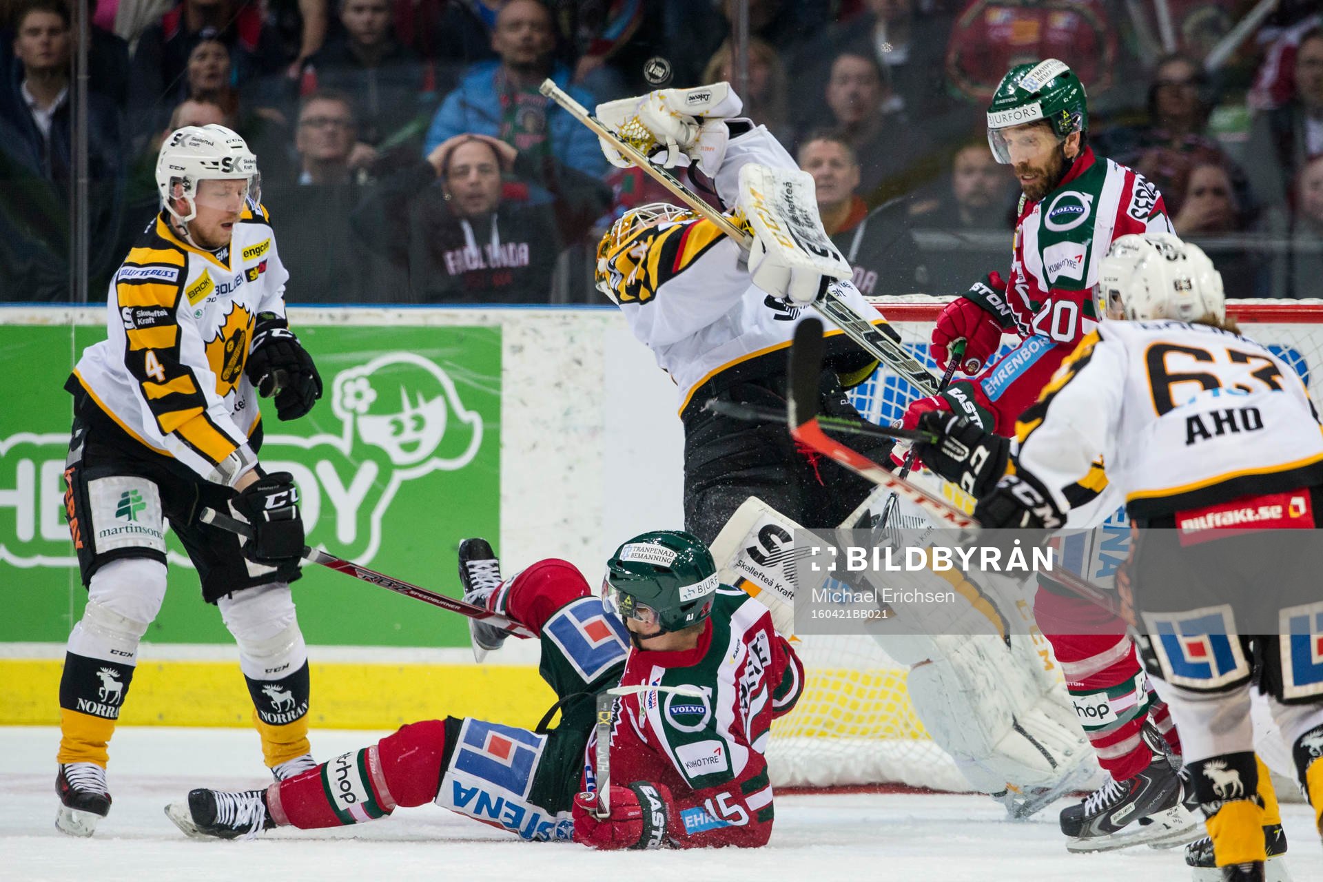 Skellefteås målvakt Erik Hanses plockar pucken högt