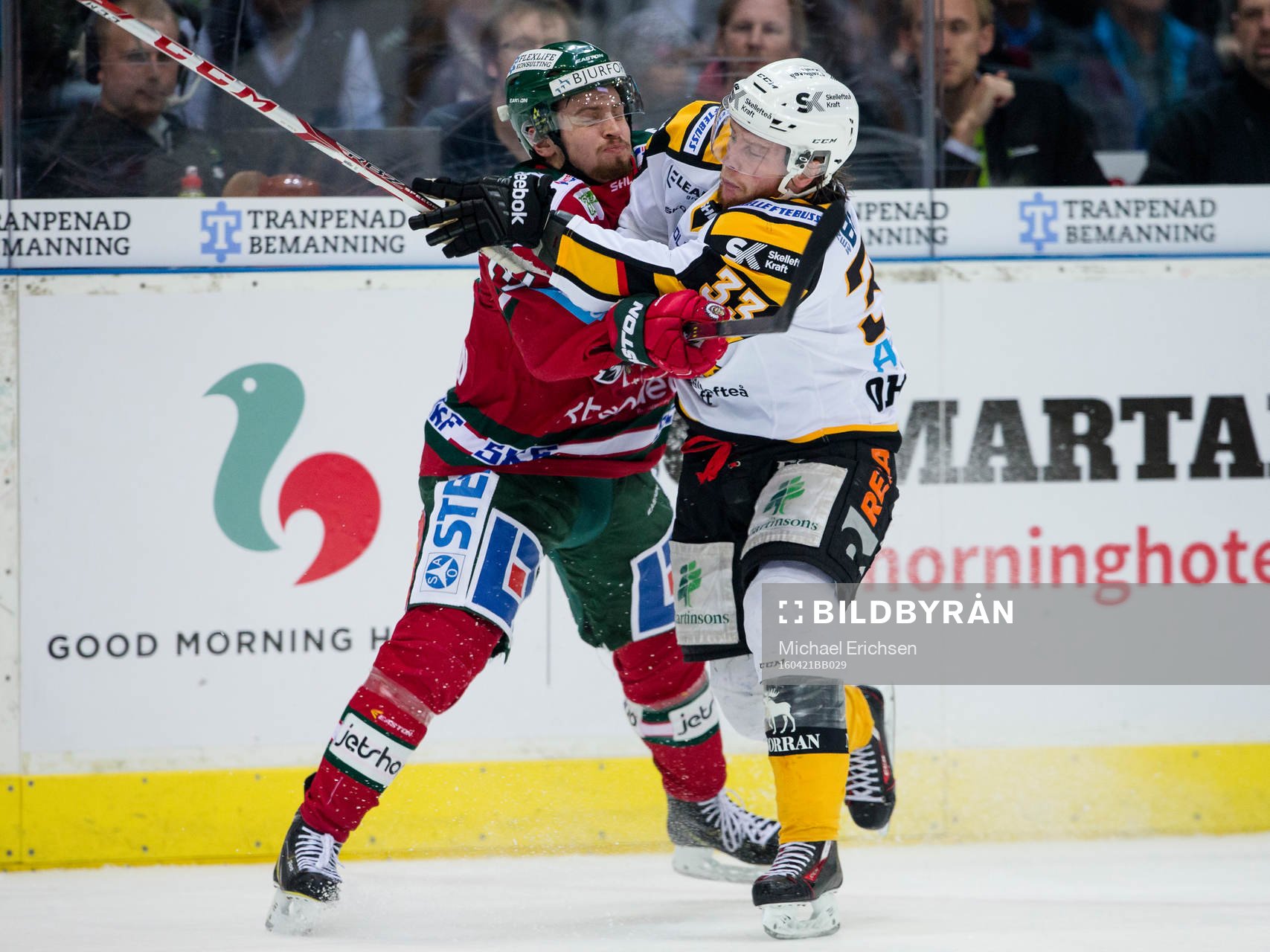 Frölundas Lukas Bengtsson tacklar Skellefteås Sebastian