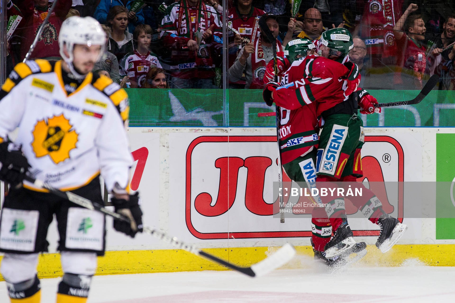 Frölundas Johan Sundström jublar och omfamnas av Artturi