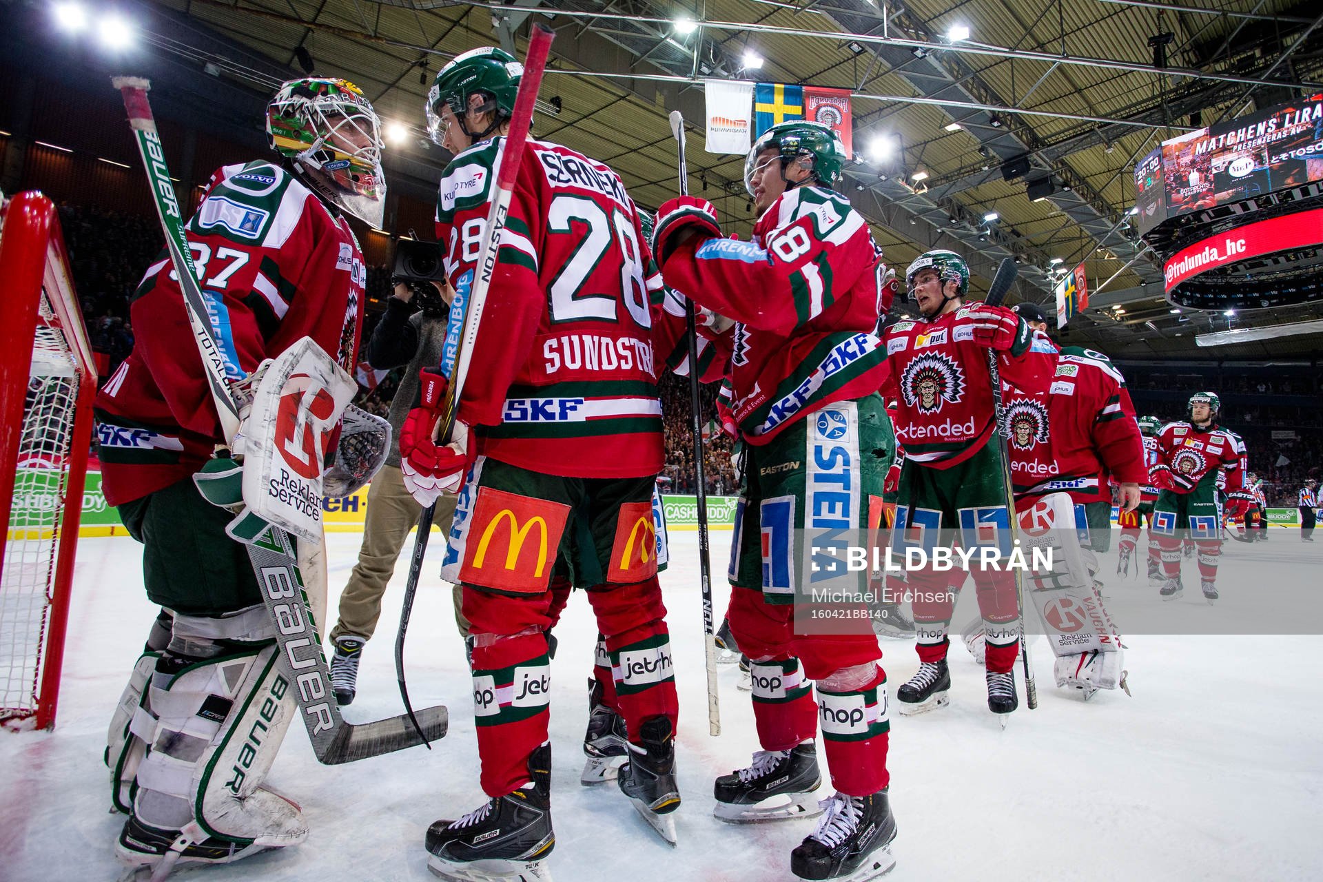 Frölunda jubel vid målvakt Johan Gustafsson som pratar