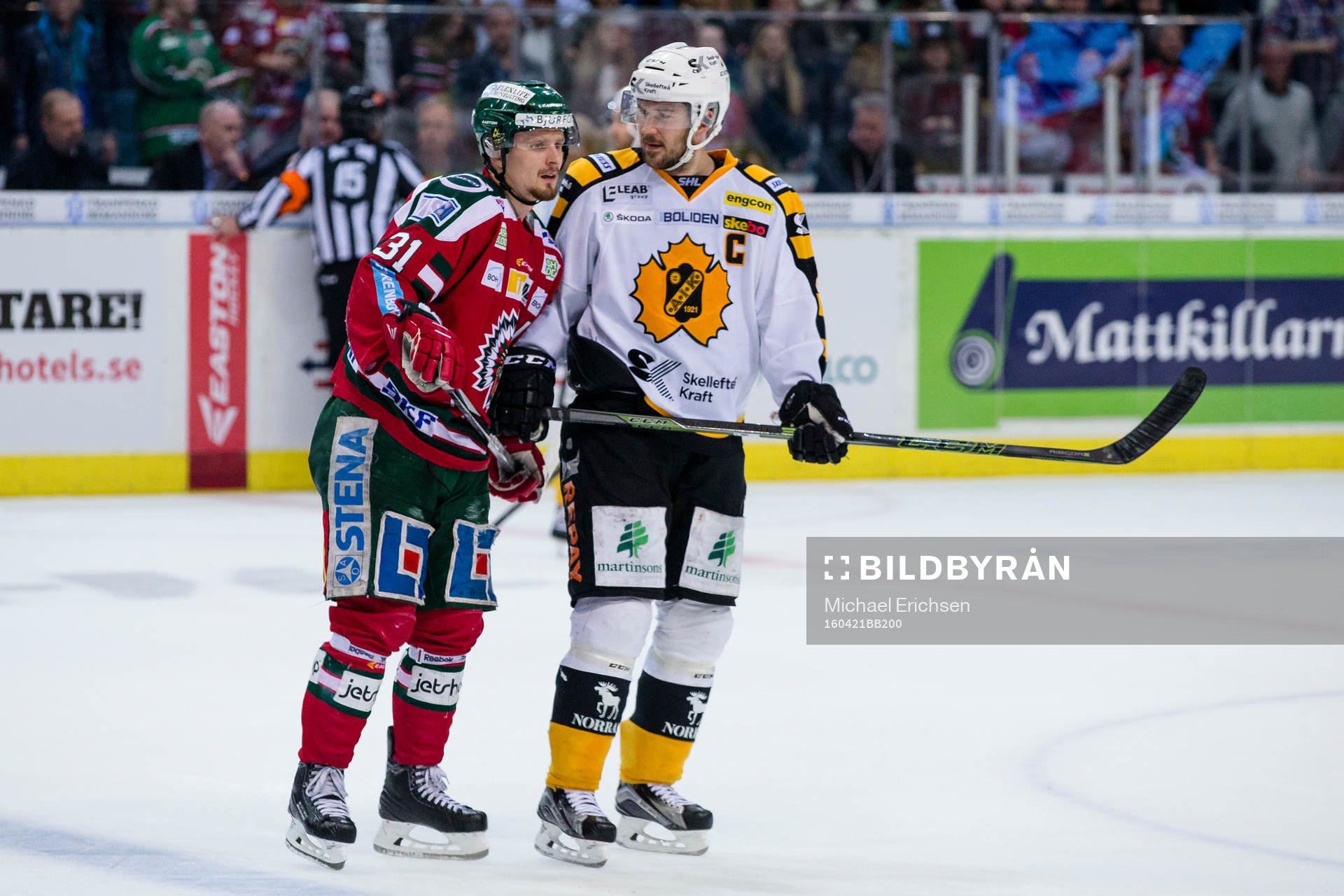 Frölundas Nicklas Lasu pratar med Skellefteås Jimmie