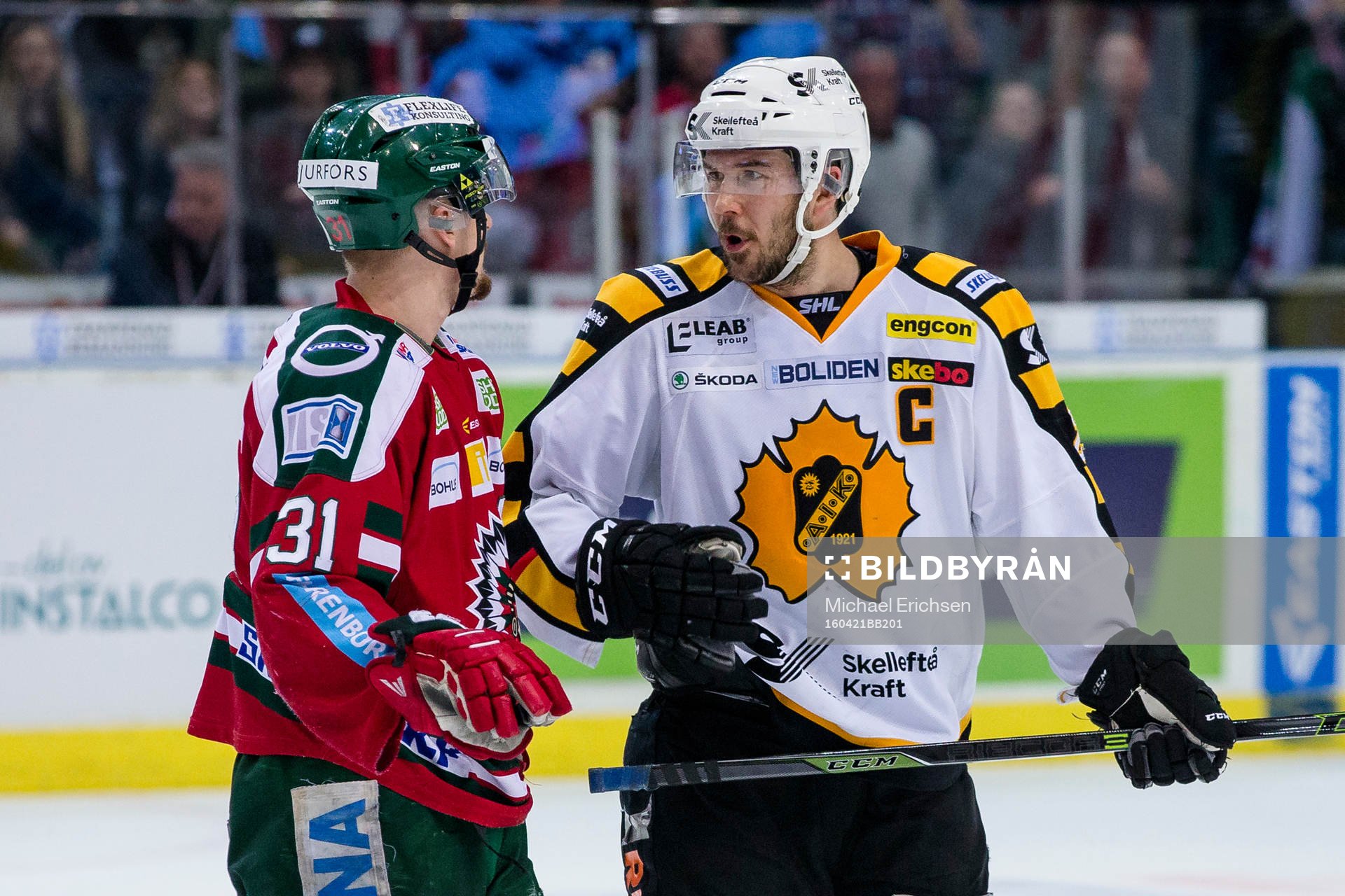 Frölundas Nicklas Lasu pratar med Skellefteås Jimmie