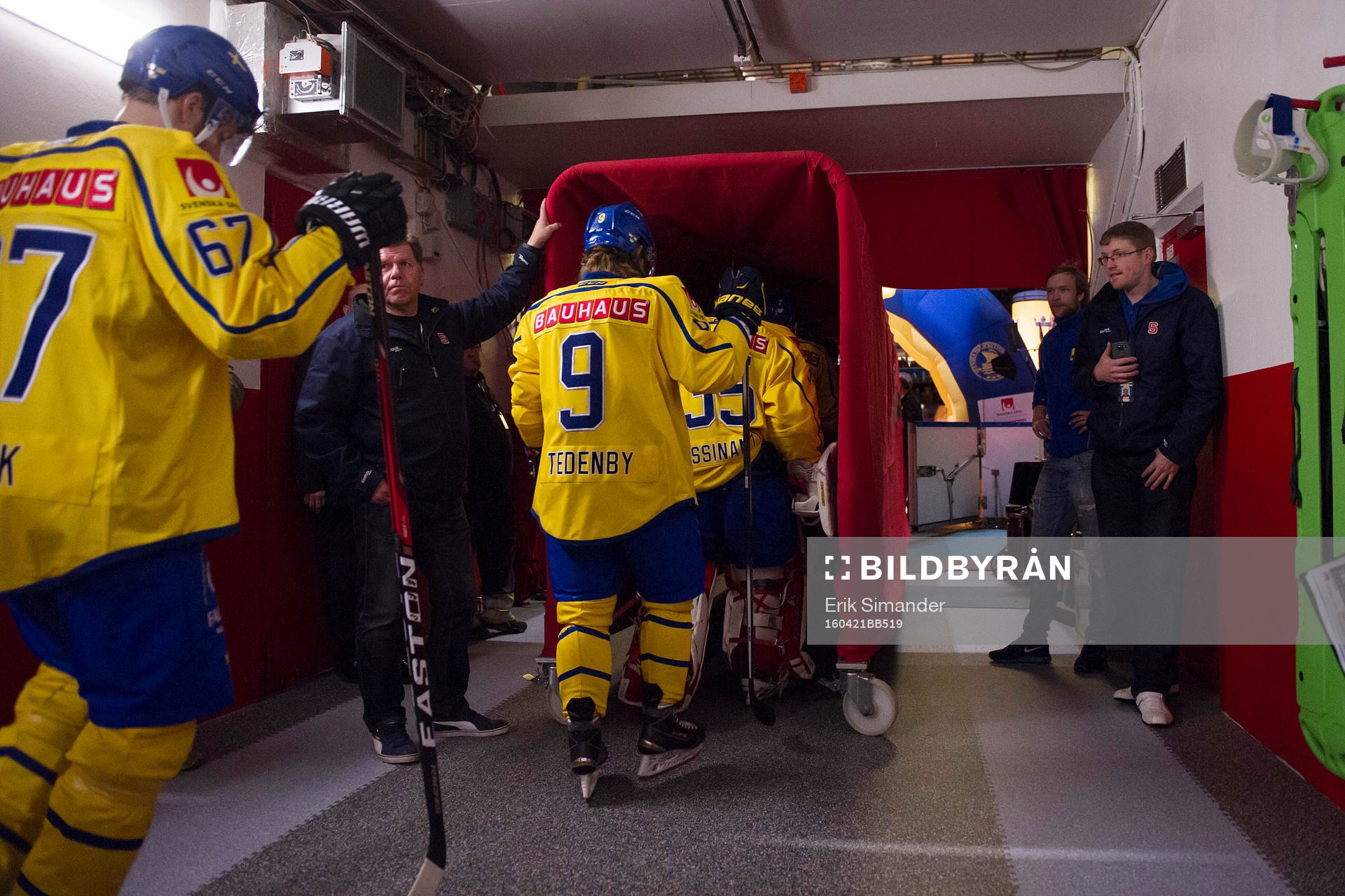 Sveriges lag träder in på isen