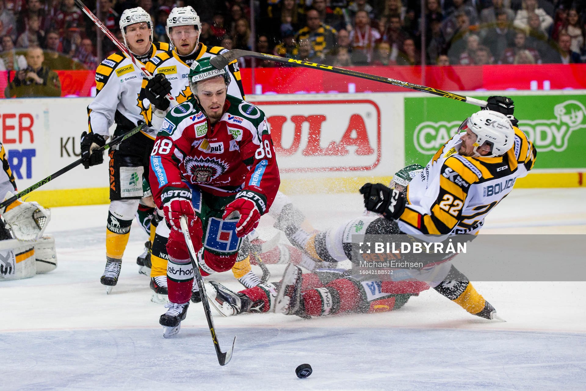 Frölundas Andreas Johnson med pucken samtidigt som
