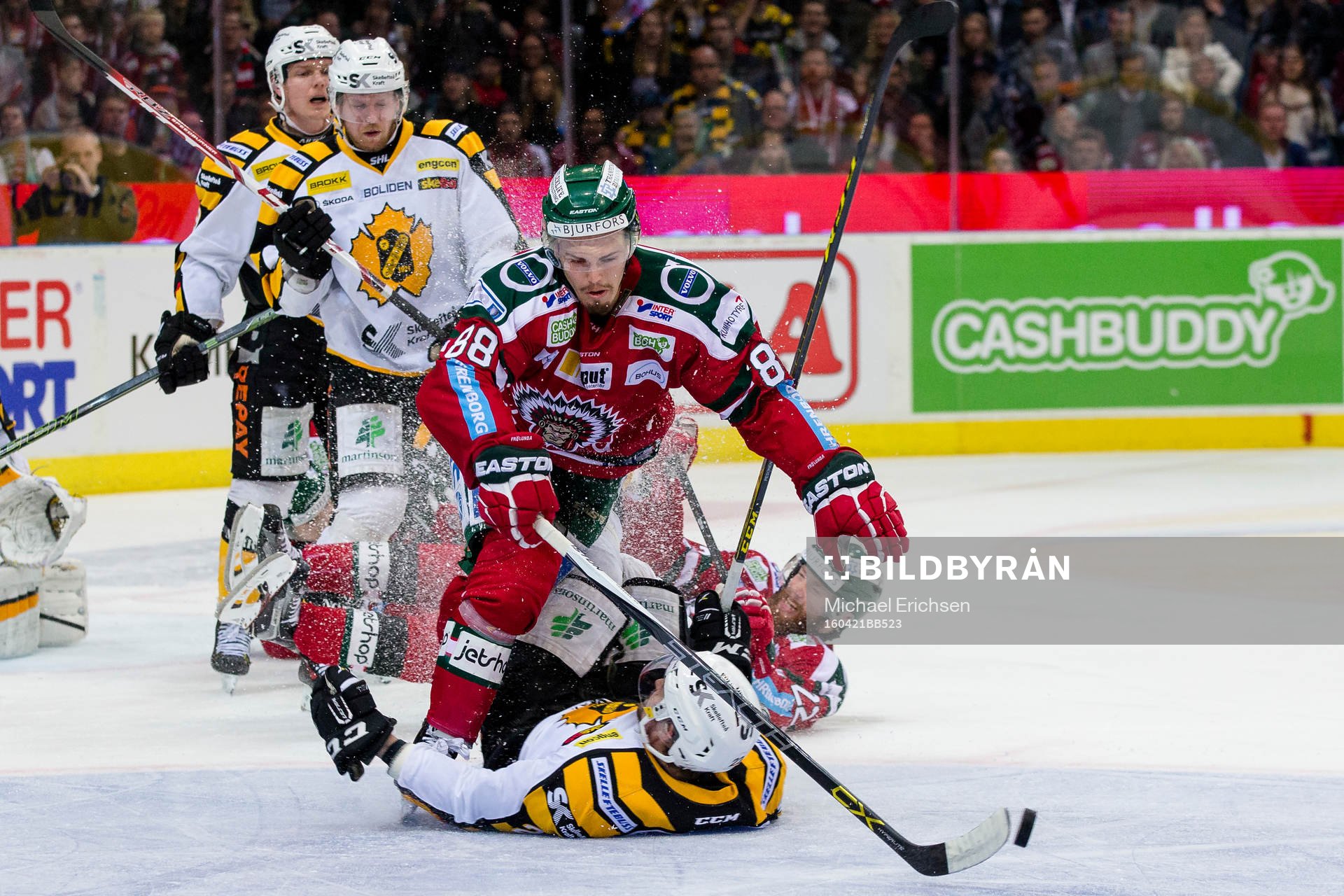 Frölundas Andreas Johnson med pucken samtidigt som