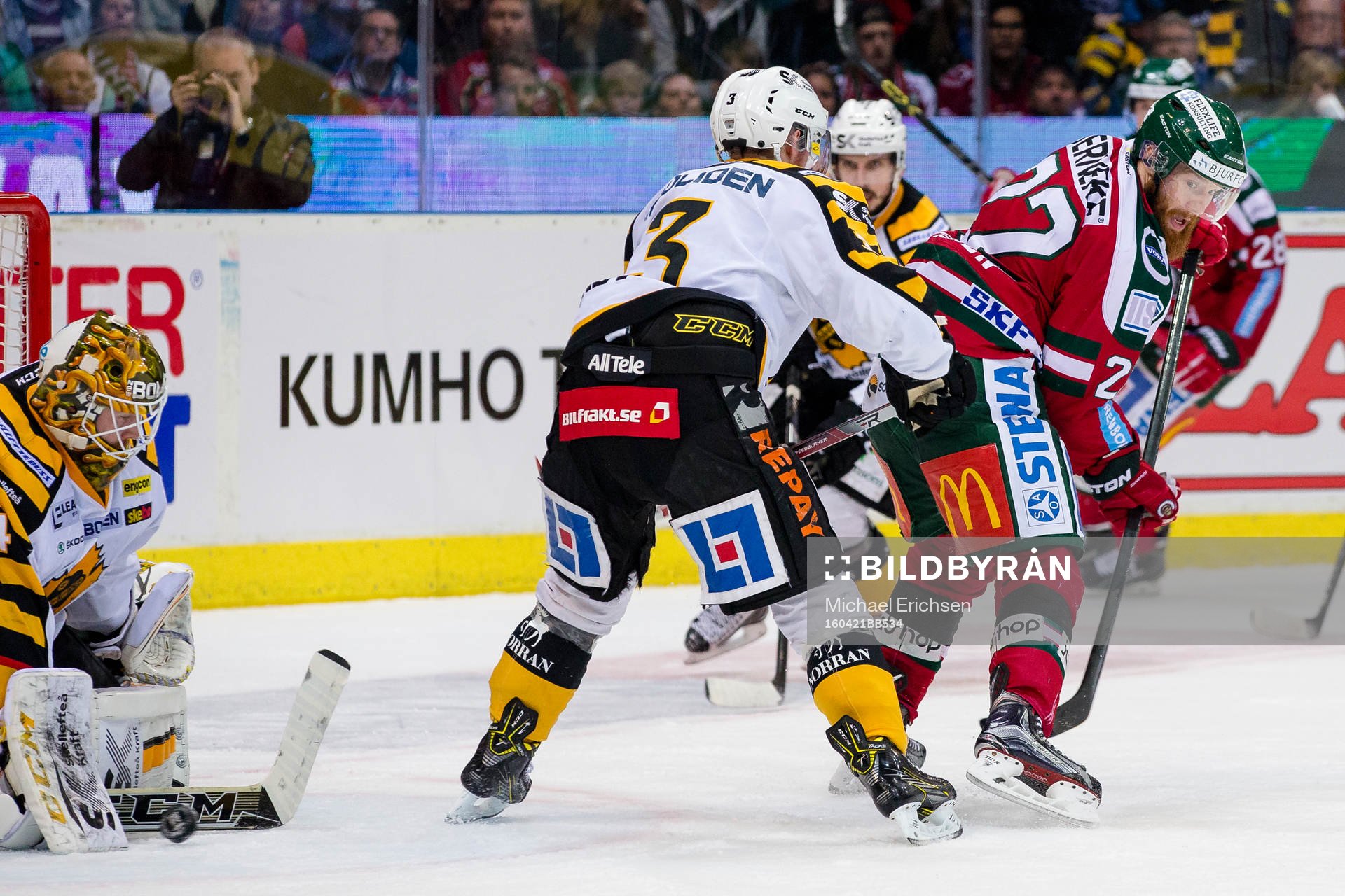 Frölundas Robin Figren skjuter ett skott mellan benen som