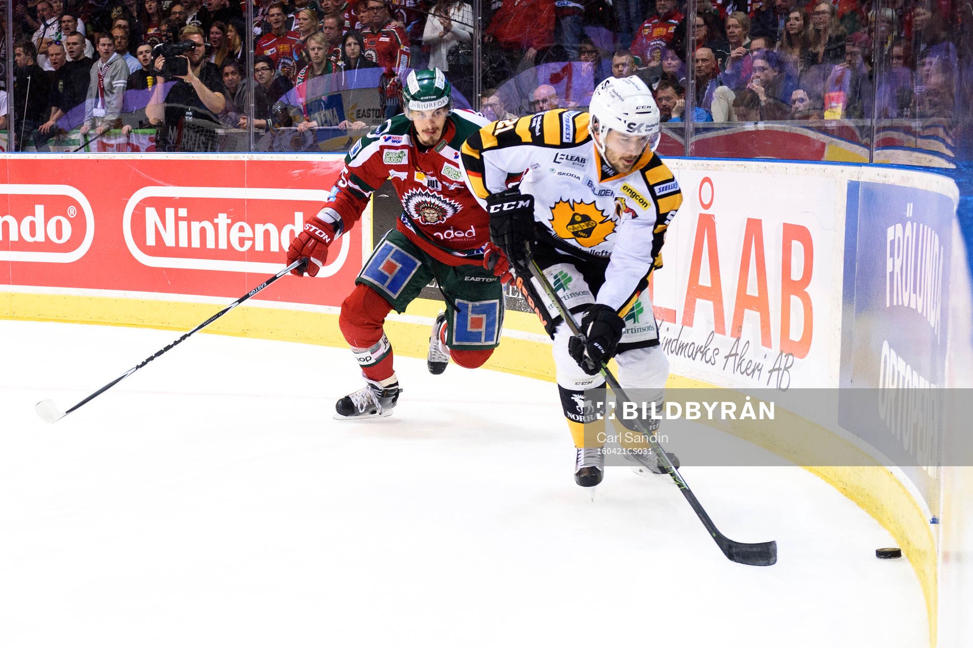 Frölundas Oliver Lauridsen jagar Skellefteås Jimmie