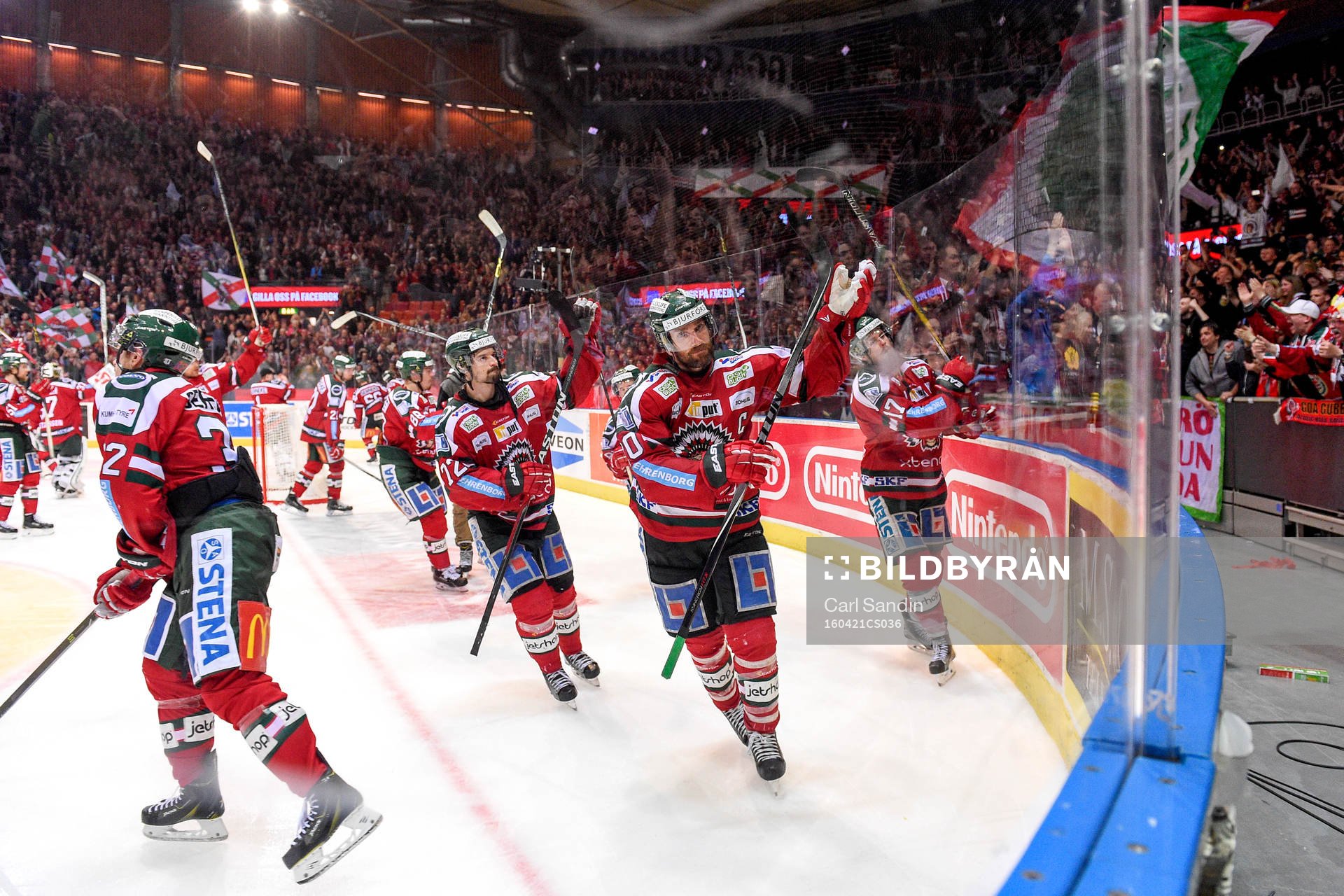 Frölundas spelarna tackar publiken