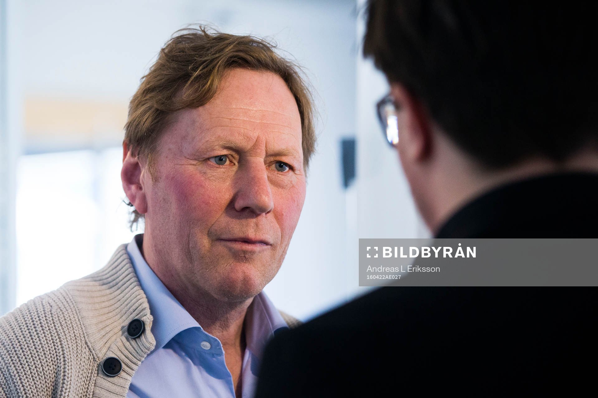 Leif R Carlsson blir intervjuad av media