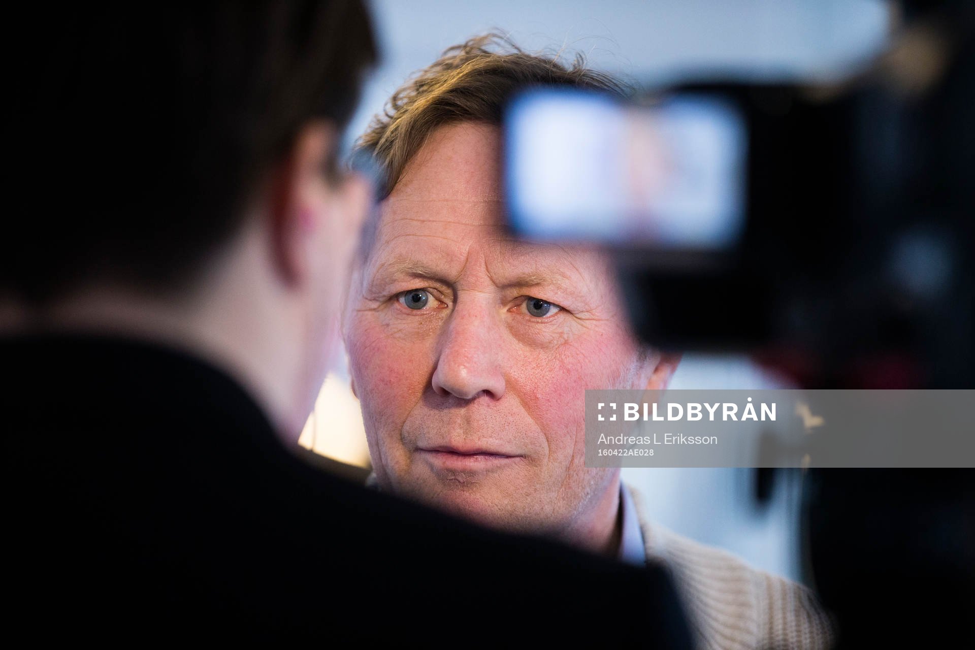 Leif R Carlsson blir intervjuad av media