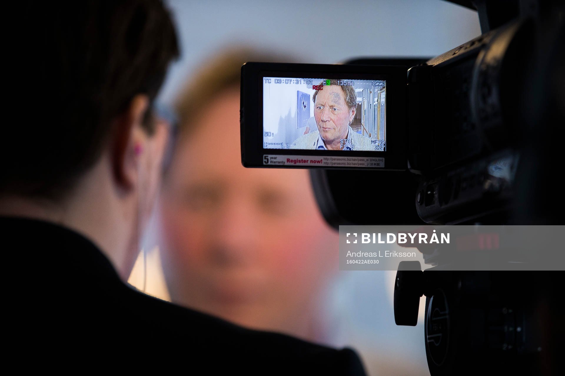 Leif R Carlsson blir intervjuad av media