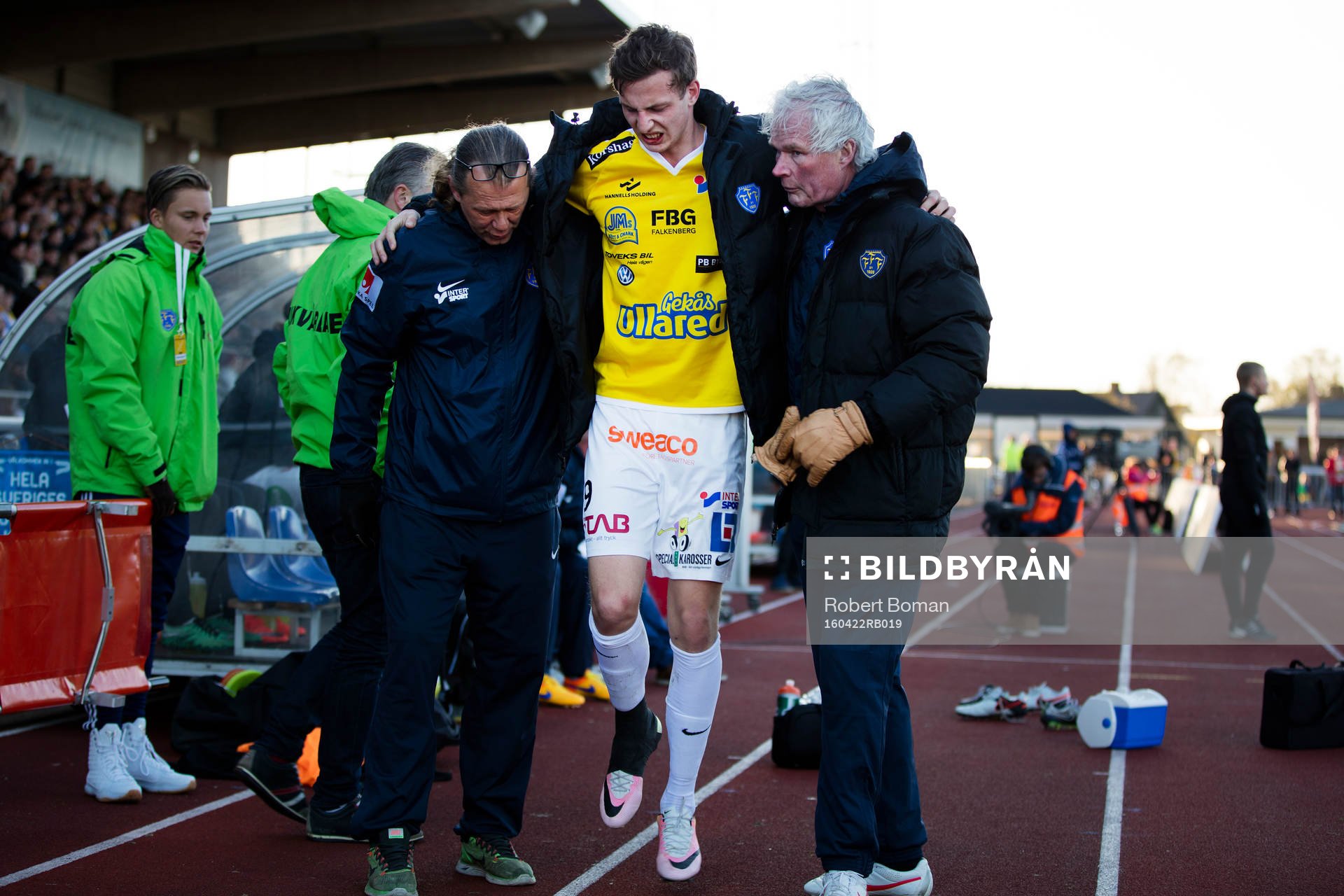 Falkenbergs Gustaf Nilsson får hjälp av planen
