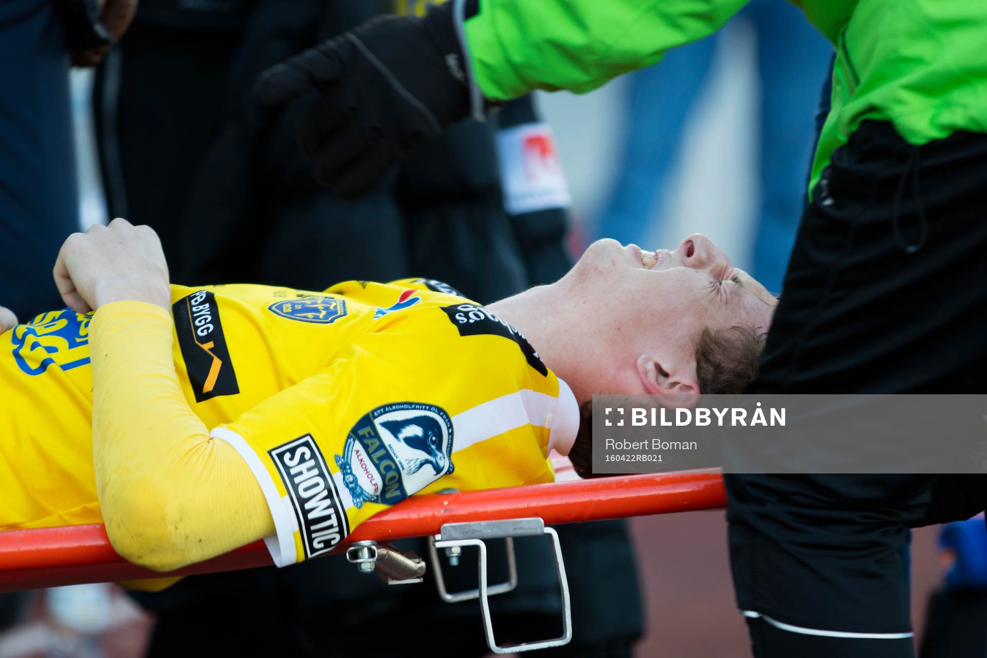 Falkenbergs Gustaf Nilsson bärs ut på bår