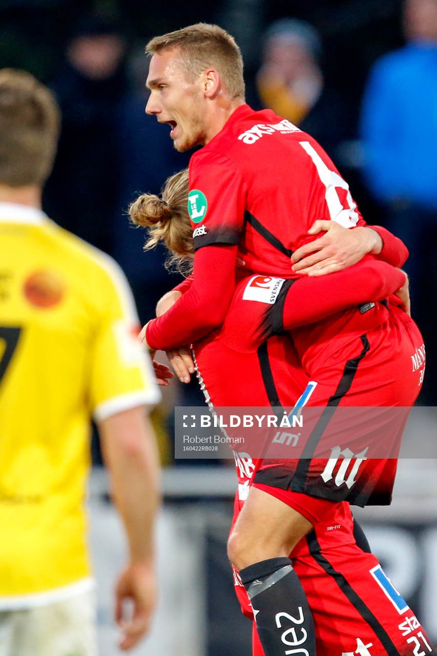 Norrköpings Andreas Hadenius jublar efter 1-1 under fotbollsmatchen i Allsvenskan mellan Falkenberg och Norrköping den 22 april 2016 i Falkenberg