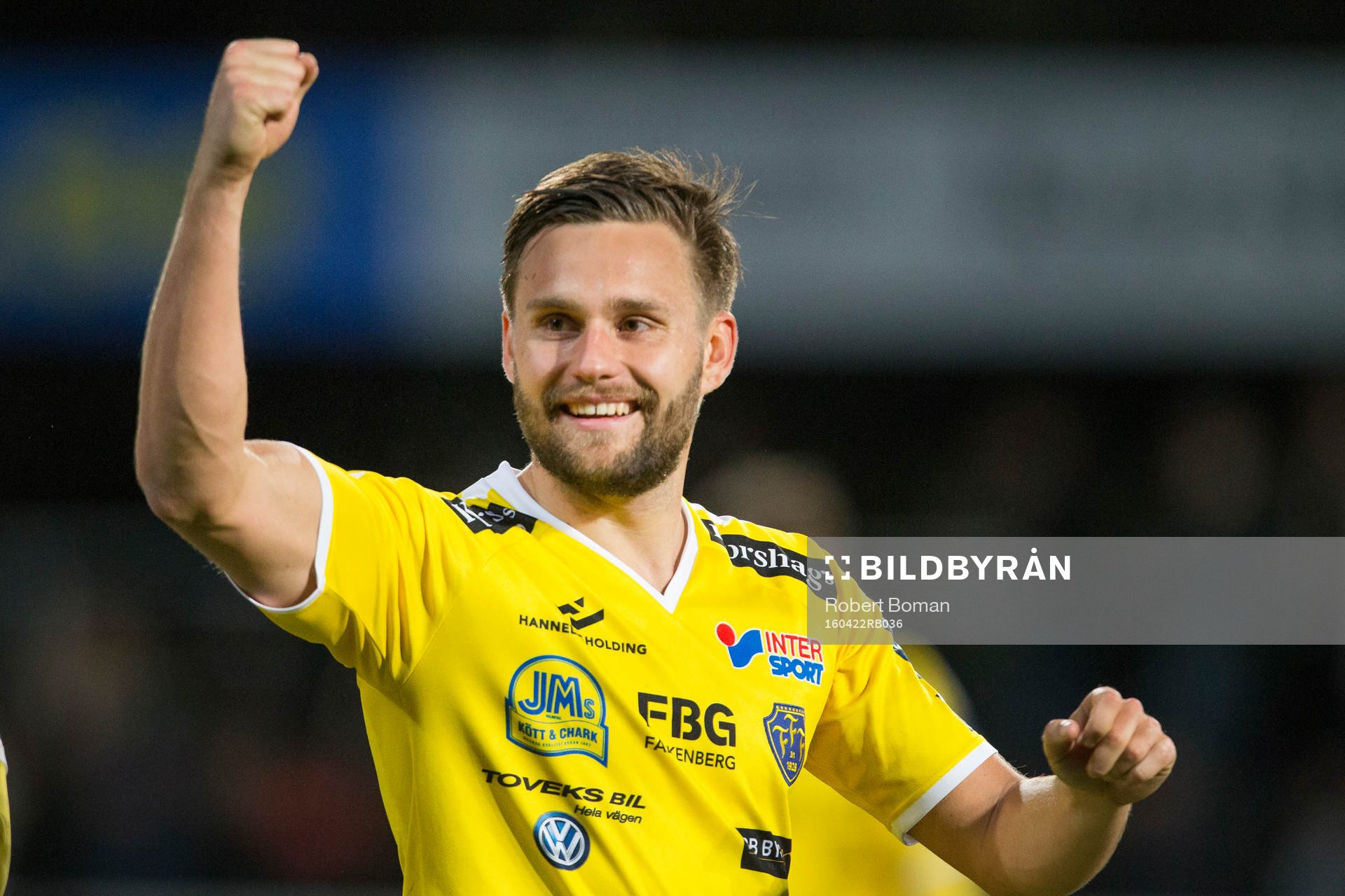 Falkenbergs Johannes Vall jublar efter fotbollsmatchen i Allsvenskan mellan Falkenberg och Norrköping den 22 april 2016 i Falkenberg