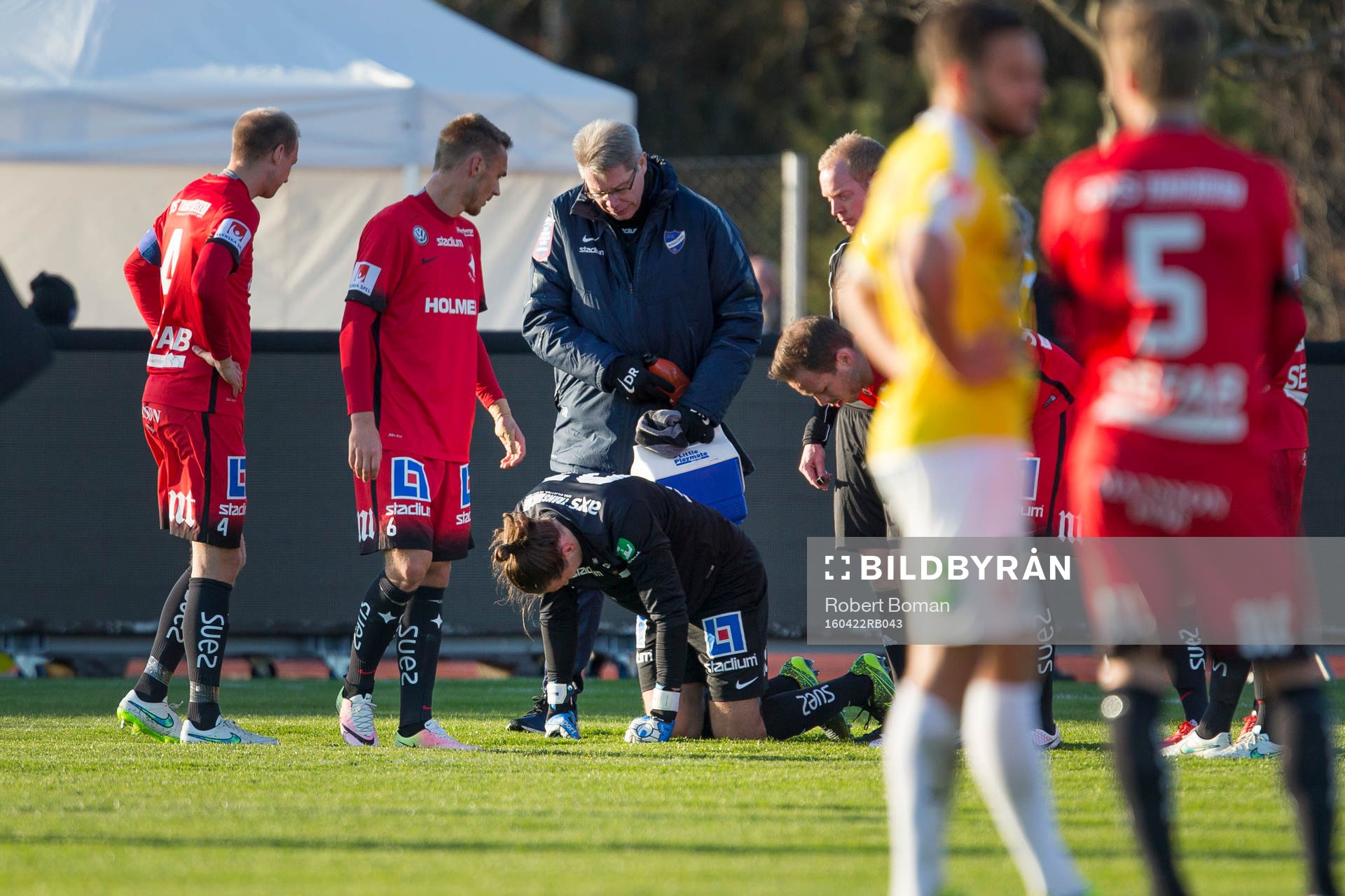 Norrköpings målvakt David Mitov Nilsson ligger skadad