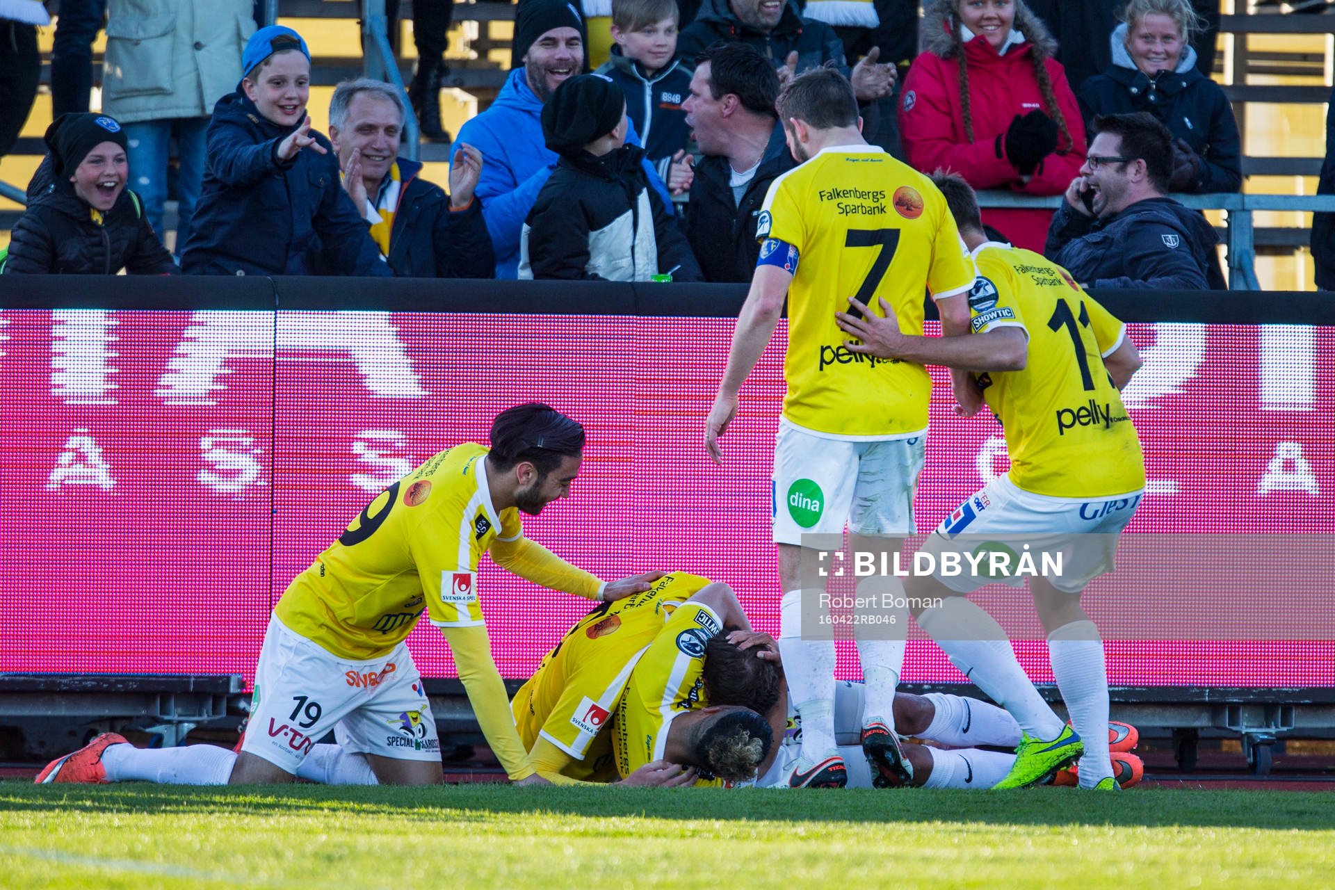 Falkenbergs spelare jublar