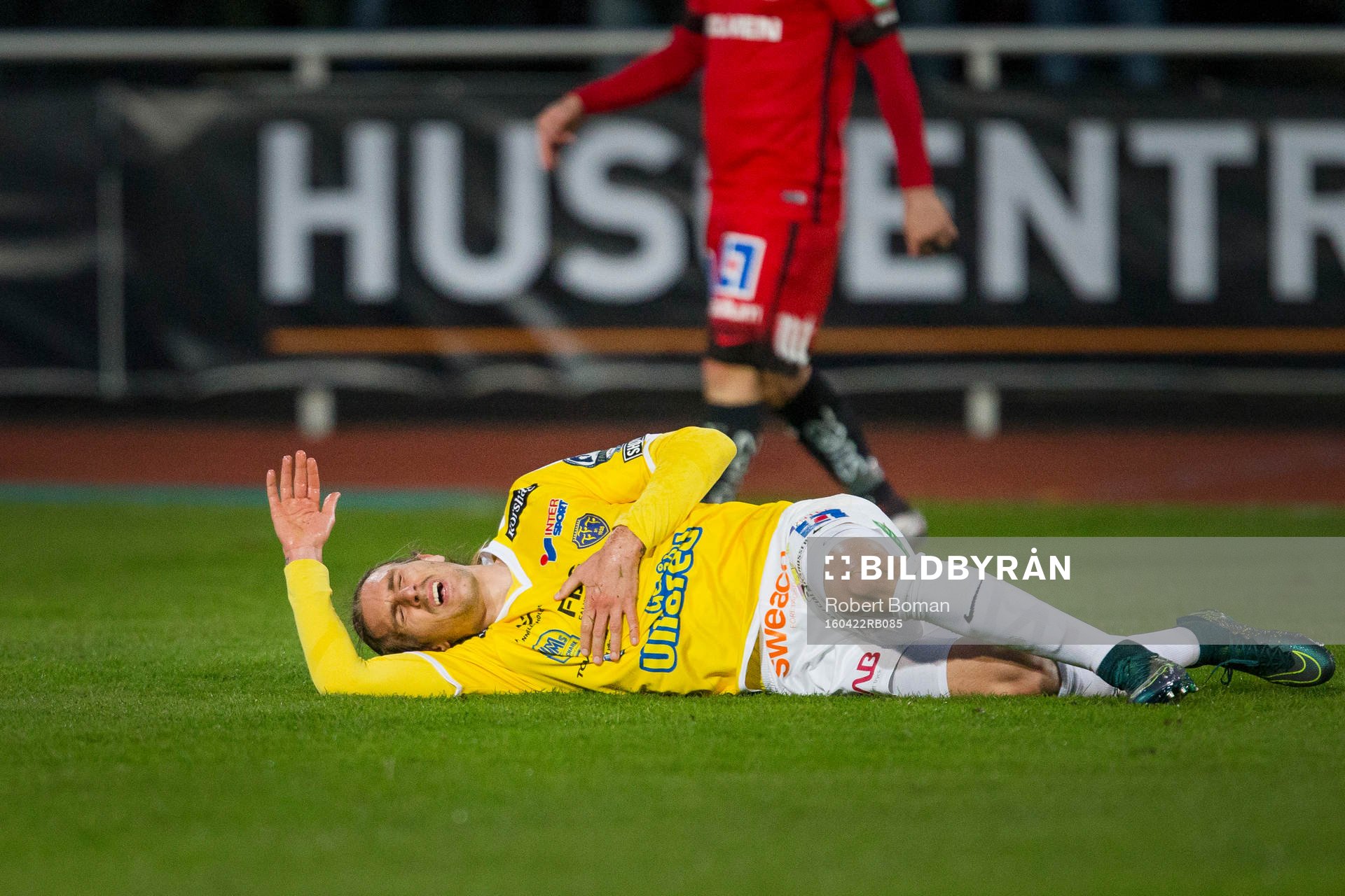 Falkenbergs Tobias Karlsson ligger på marken och har ont under fotbollsmatchen i Allsvenskan mellan Falkenberg och Norrköping den 22 april 2016 i Falkenberg