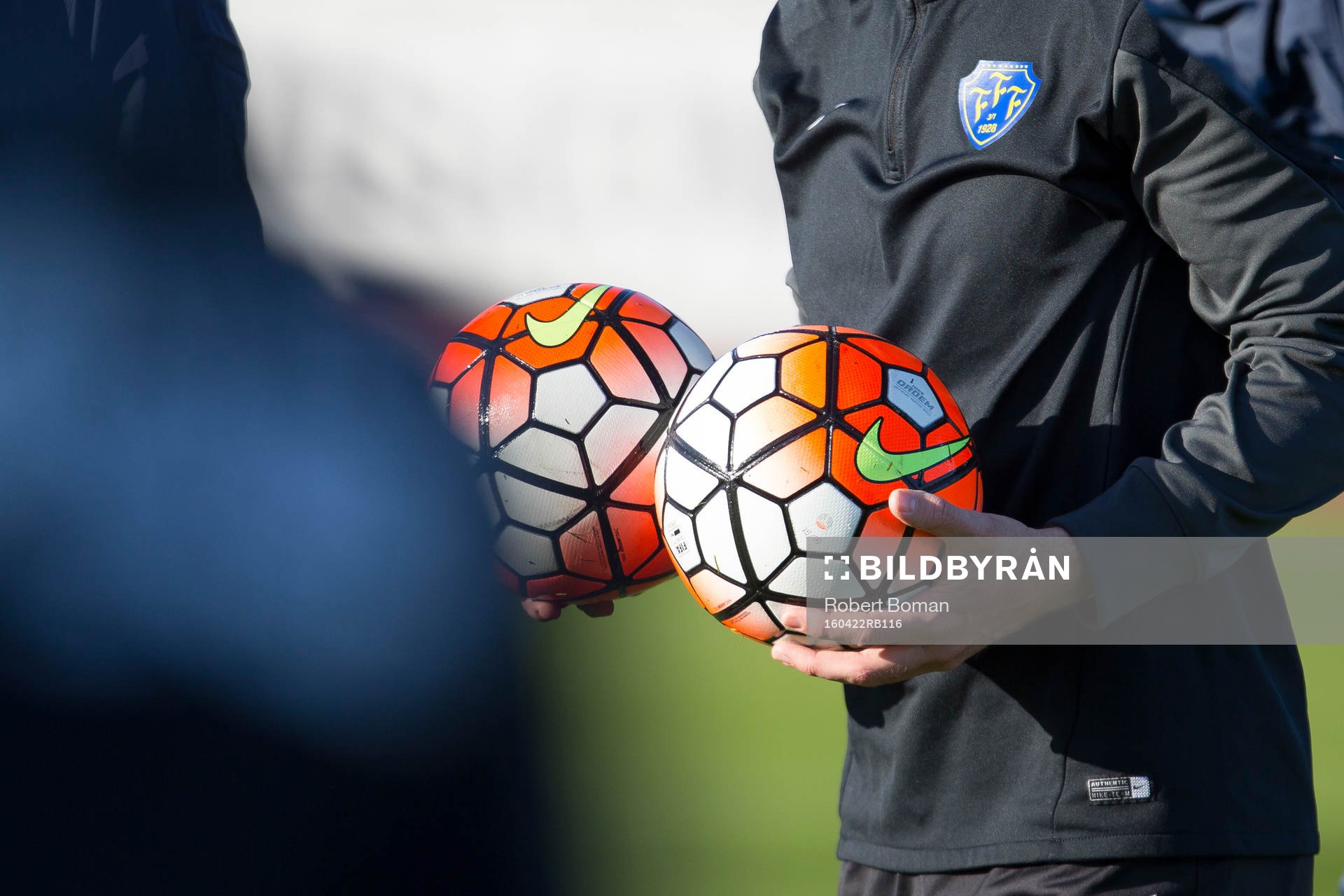 Falkenbergs Stefan Rodevåg håller två bollar i händerna