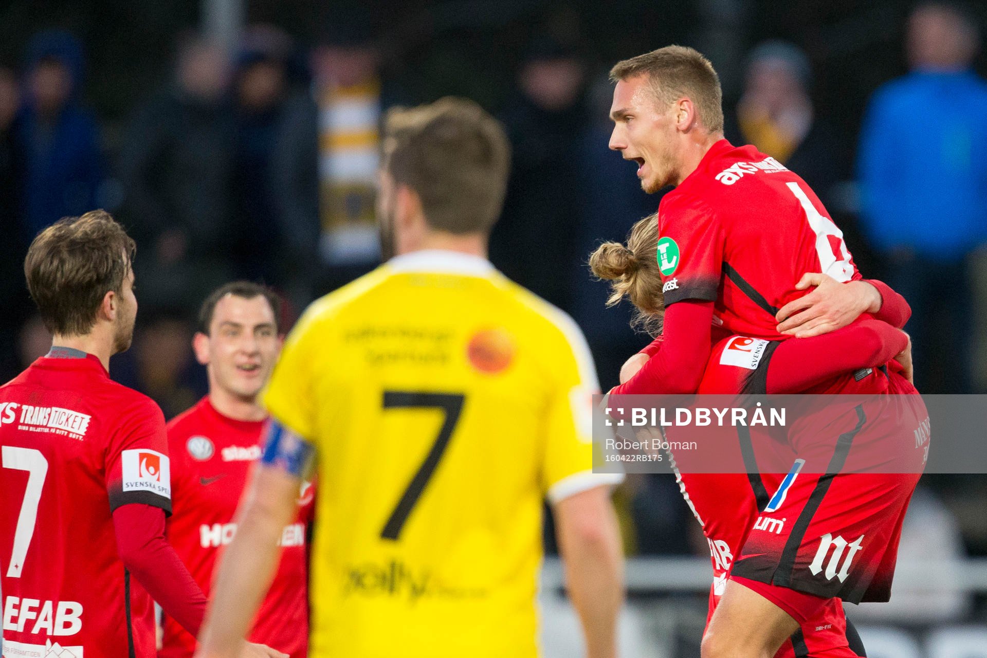 Norrköpings Linus Wahlqvist jublar under fotbollsmatchen i Allsvenskan mellan Falkenberg och Norrköping den 22 april 2016 i Falkenberg
