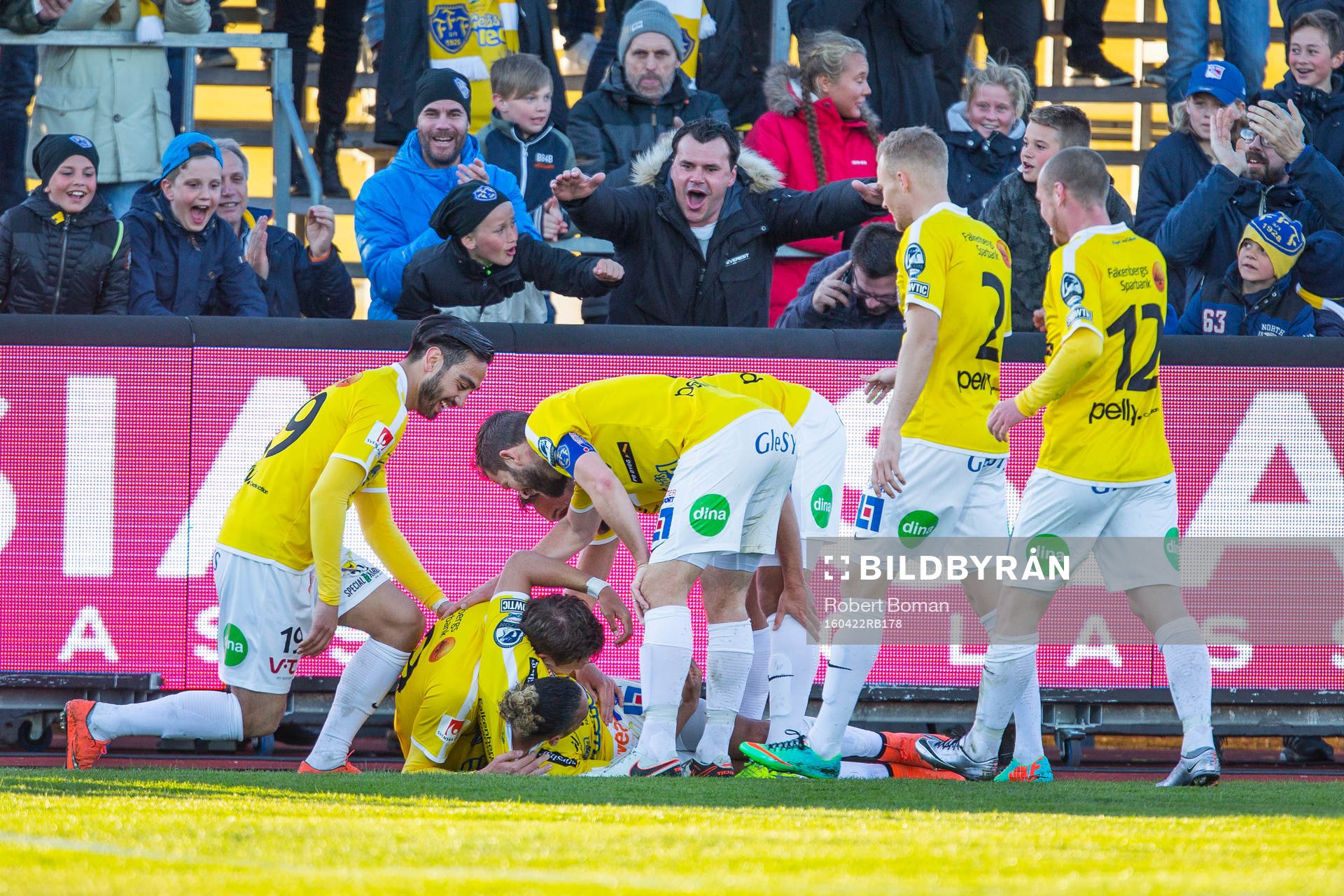 Falkenbergs spelare jublar