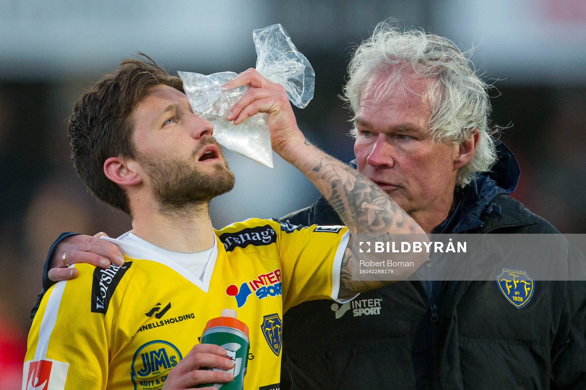 Falkenbergs Tibor Joza med en ispåse och Falkenbergs