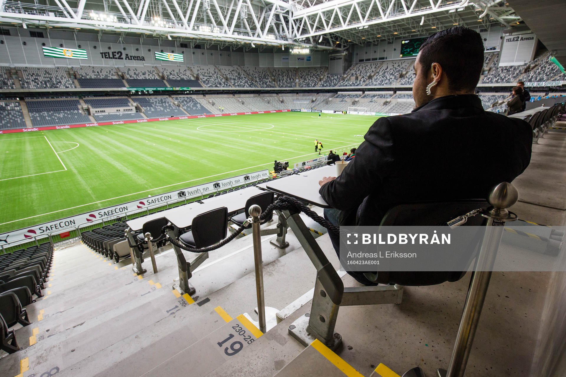 En vakt bevakar pressläktaren på Tele2 Arenasom fått en