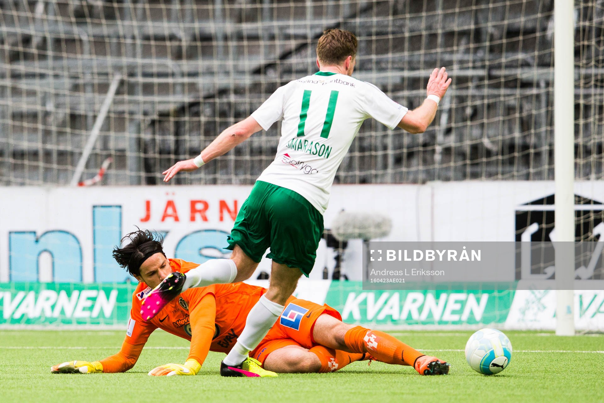 Jönköpings målvakt Damir Mehic stoppar ett anfall från Hammarbys Arnor Smarason under fotbollsmatchen i Allsvenskan mellan Hammarby och Jönköping den 23 april 2016 i Stockholm.