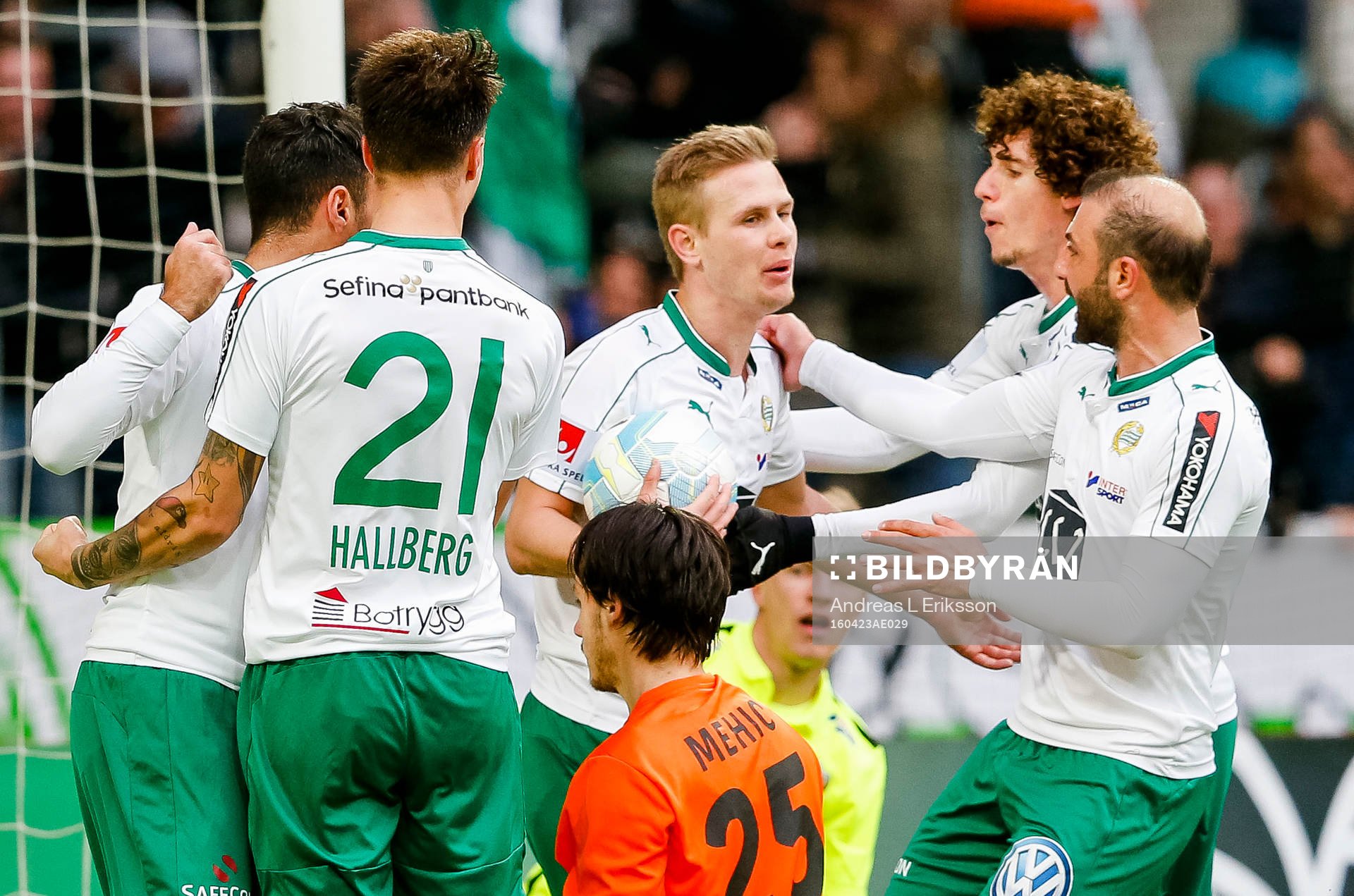 Hammarbys Erik Israelsson jublar med lagkamraterna