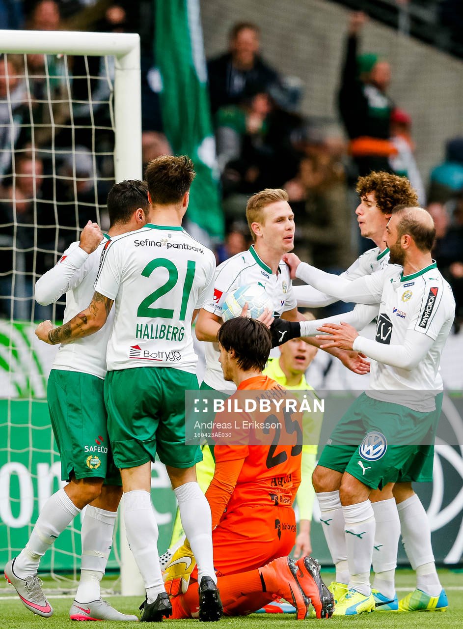 Hammarbys Erik Israelsson jublar med lagkamraterna