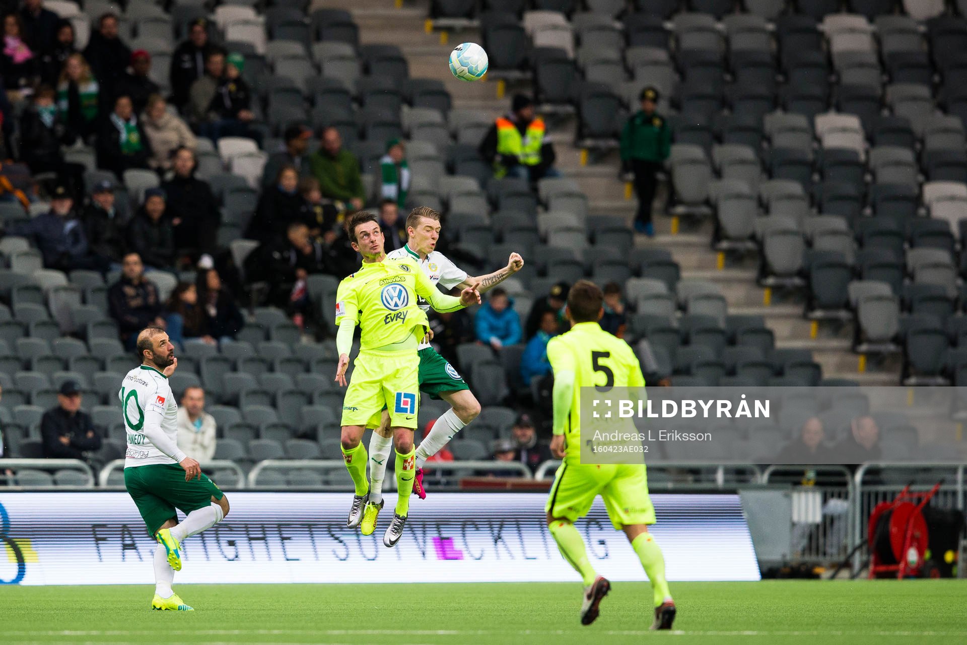 Jönköpings Daryl Smylie i en nickduell med med Hammarbys