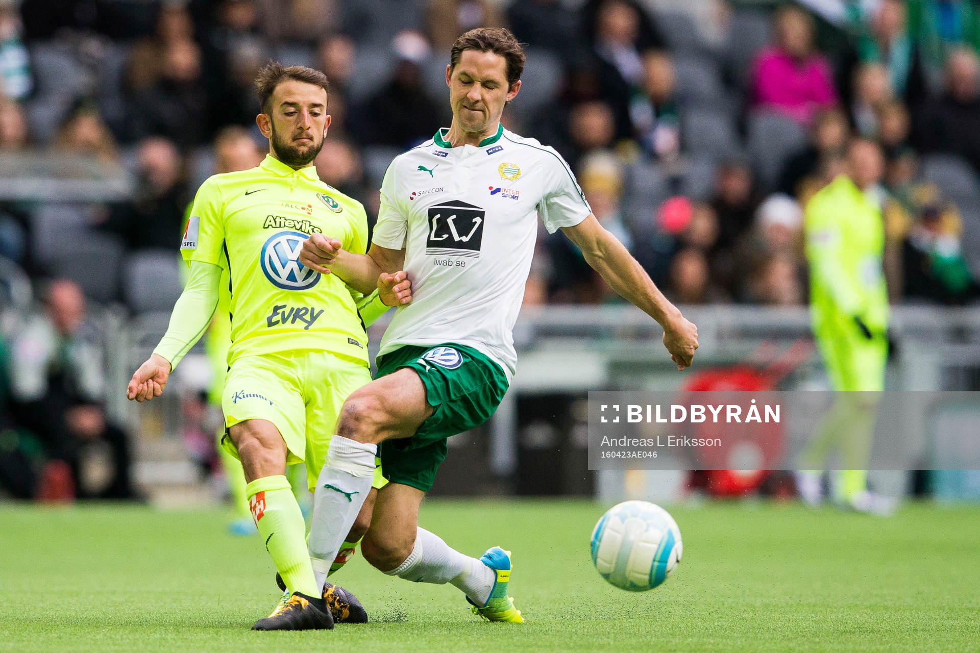 Jönköpings Robert Gojani i kamp om bollen med Hammarbys