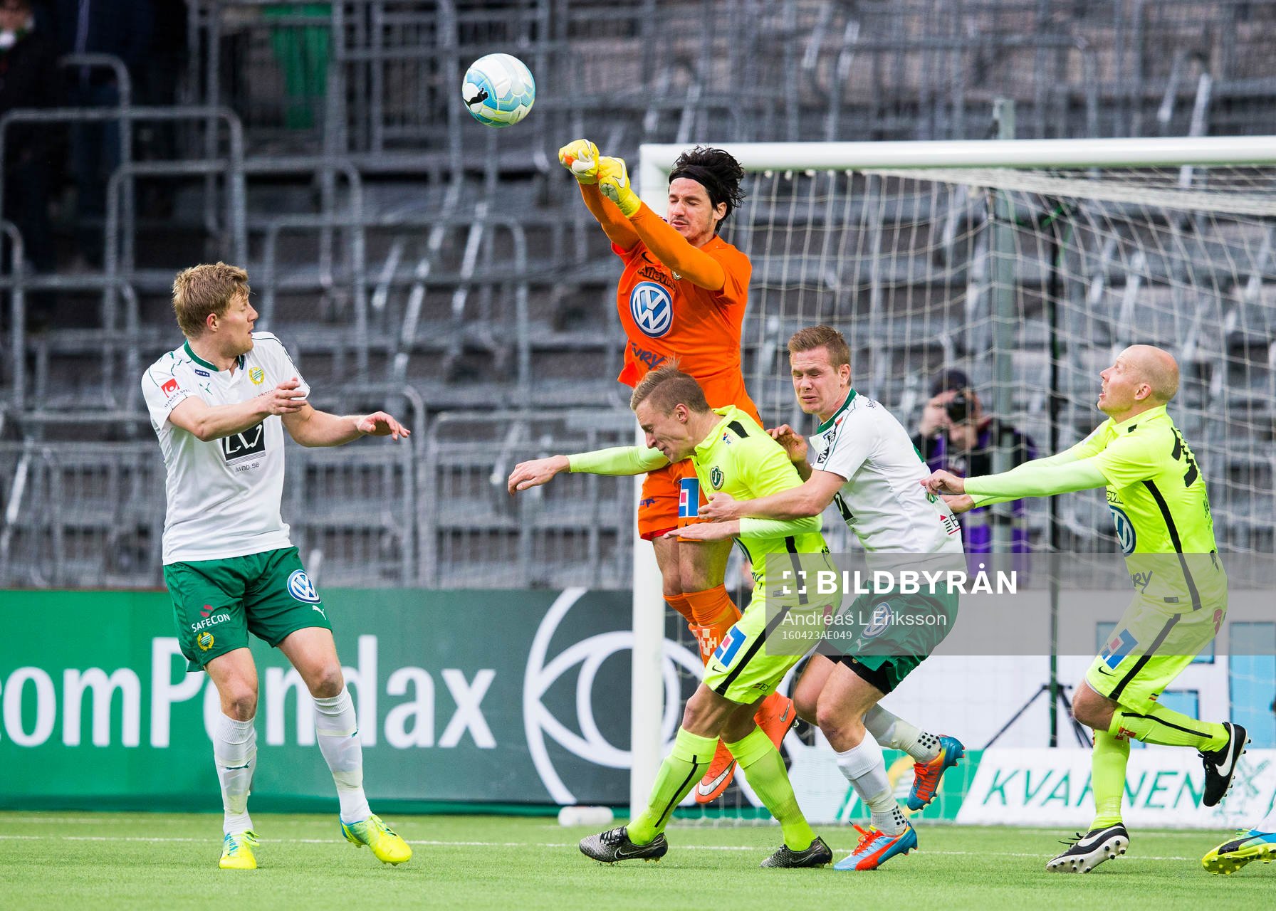 Jönköpings målvakt Damir Mehic boxar bort bollen